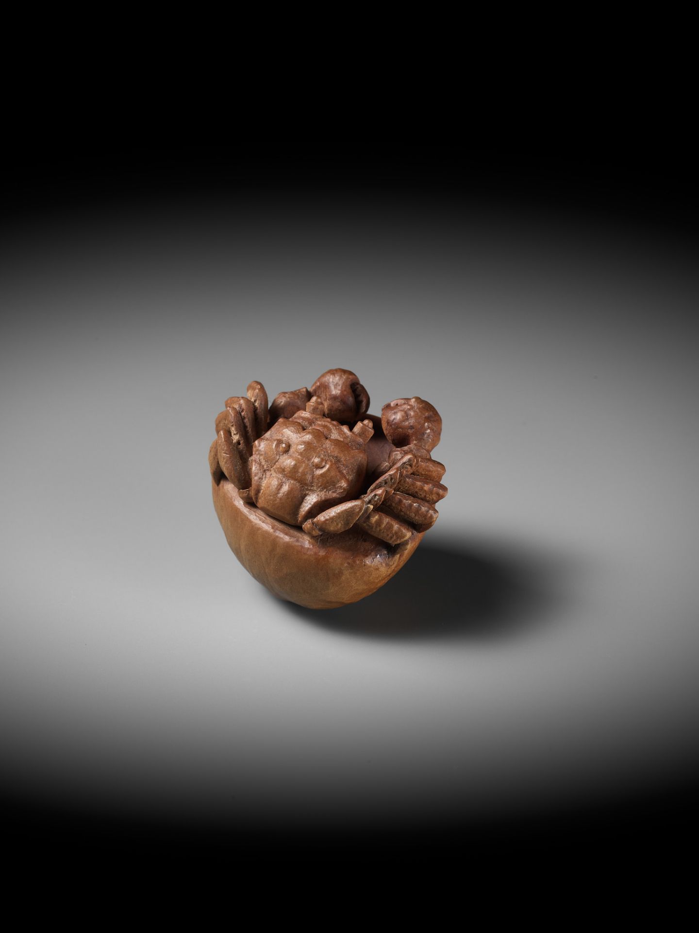 MORITA SOKO: A FINE NETSUKE OF A SAMURAI CRAB (HEIKEGANI) ON A CHESTNUT - Bild 13 aus 16