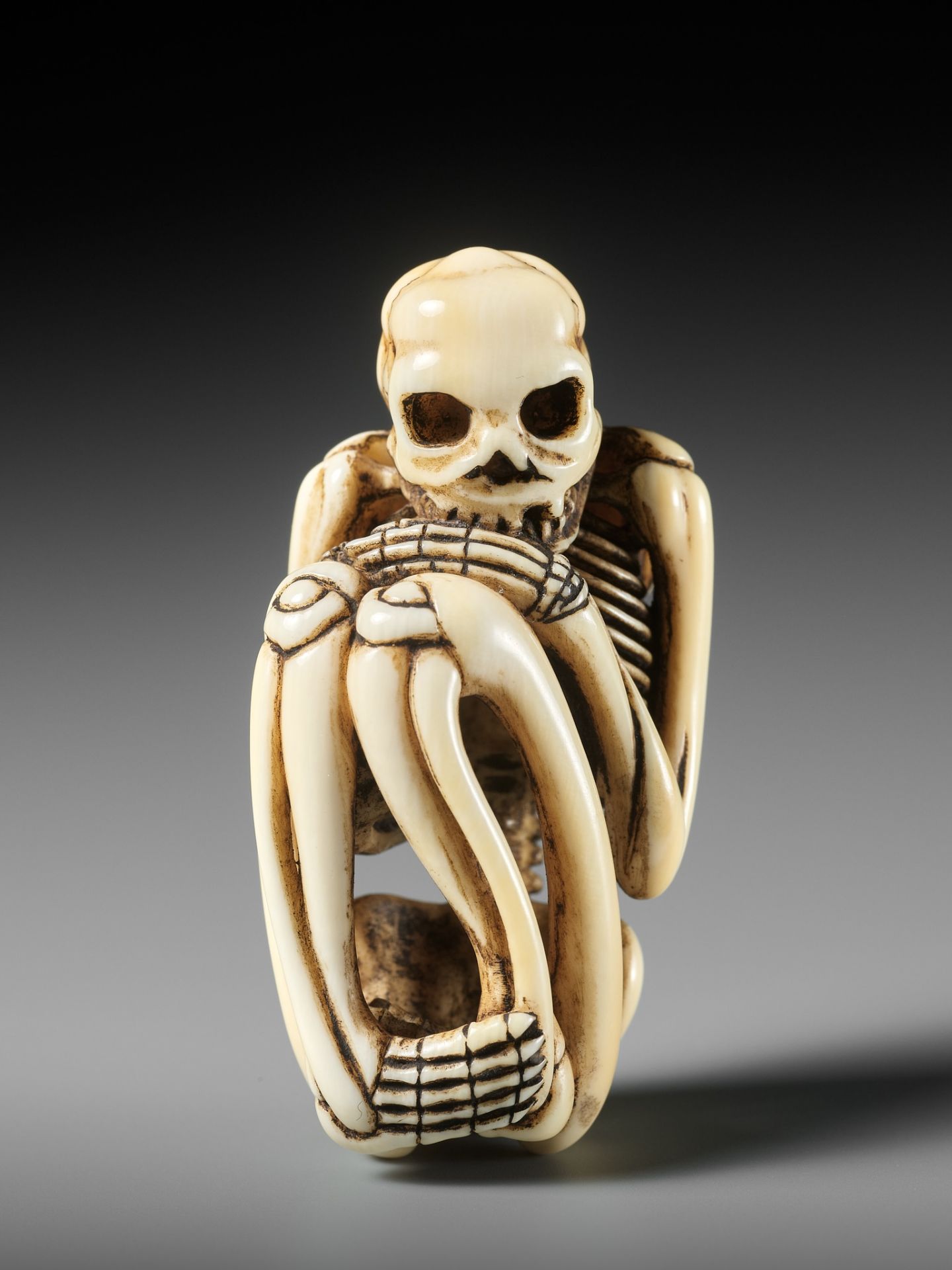 A FINE IVORY NETSUKE OF A SKELETON - Image 4 of 13