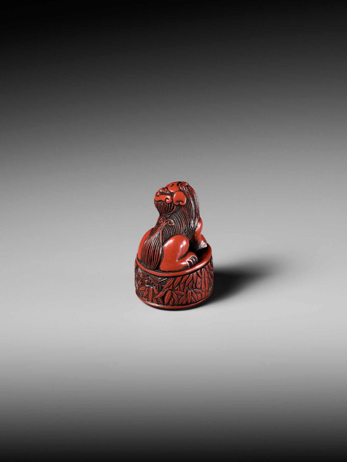 A RARE TSUISHU (CARVED RED LACQUER) INGYO (SEAL) NETSUKE OF A SHISHI - Bild 7 aus 10