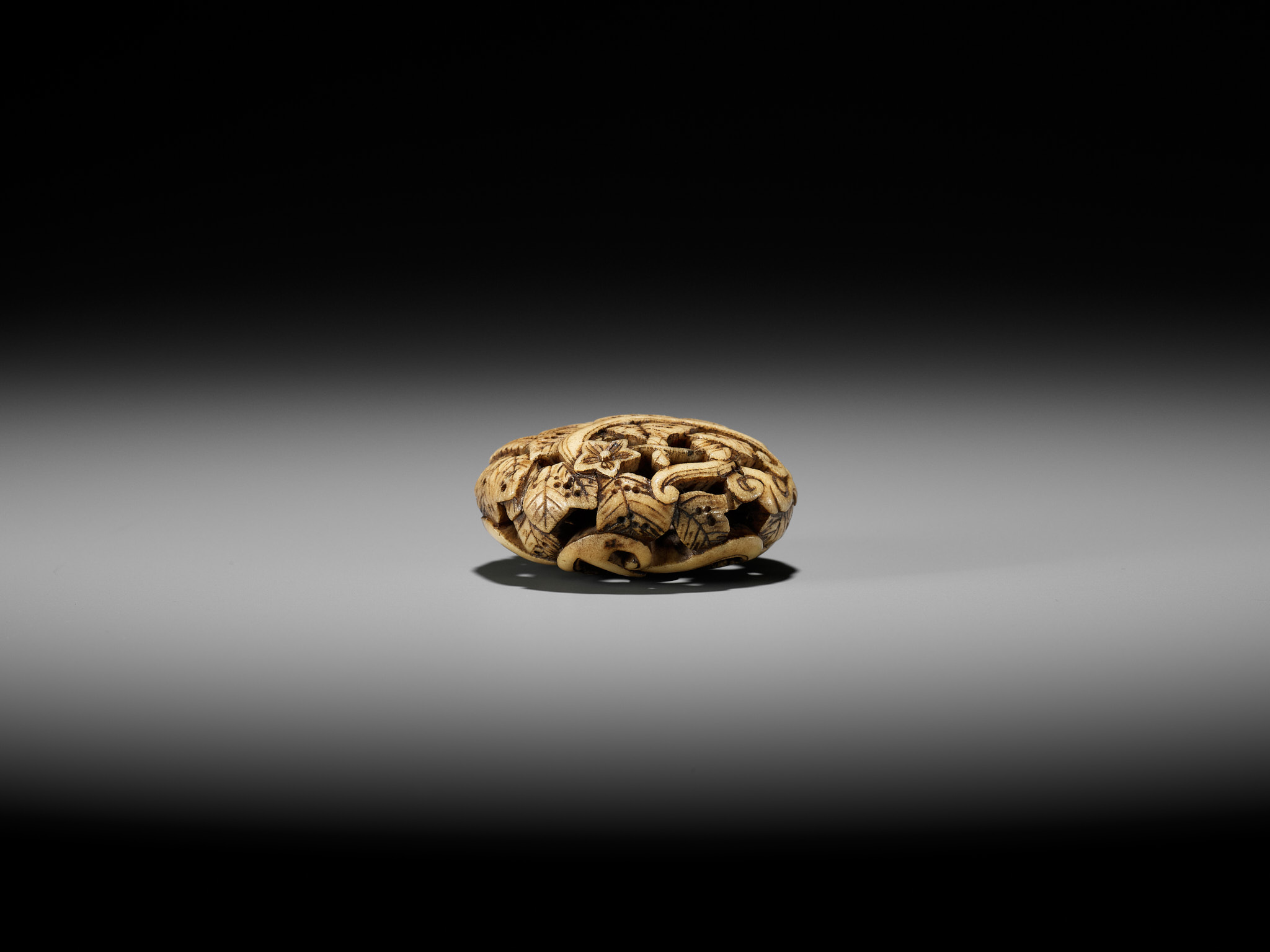 AN ANTLER RYUSA MANJU NETSUKE WITH FLORAL DESIGN - Image 11 of 11