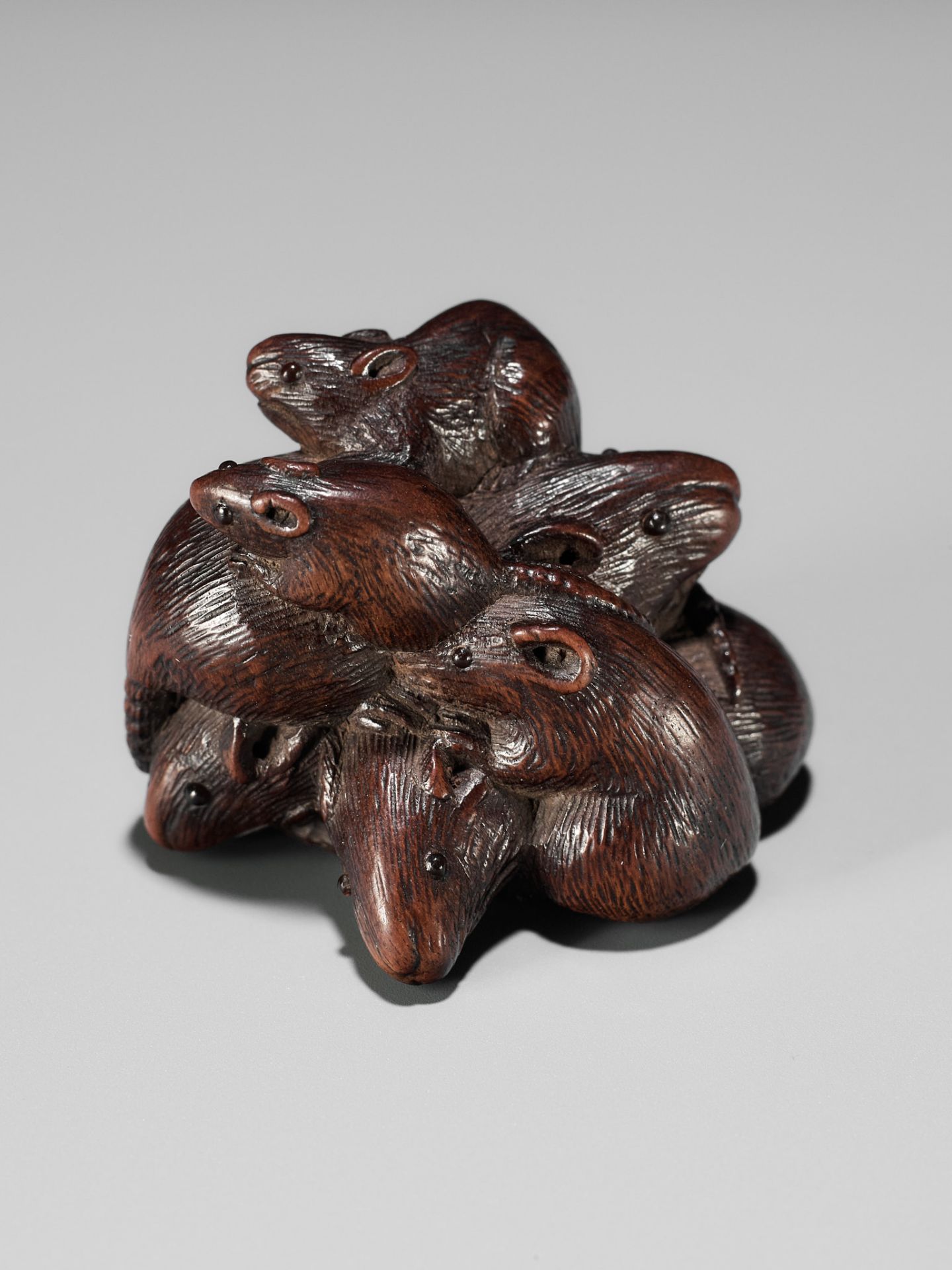 SARI: A FINE WOOD NETSUKE DEPICTING A MISCHIEF OF RATS - Bild 11 aus 13