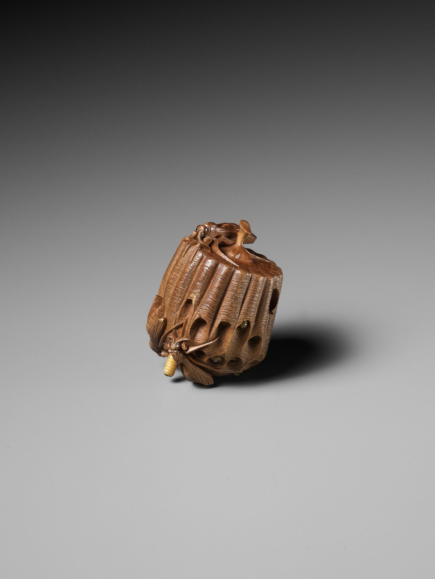 TADAKAZU: A FINE WOOD NETSUKE OF A WASP NEST WITH MOVABLE LARVAE - Bild 14 aus 15