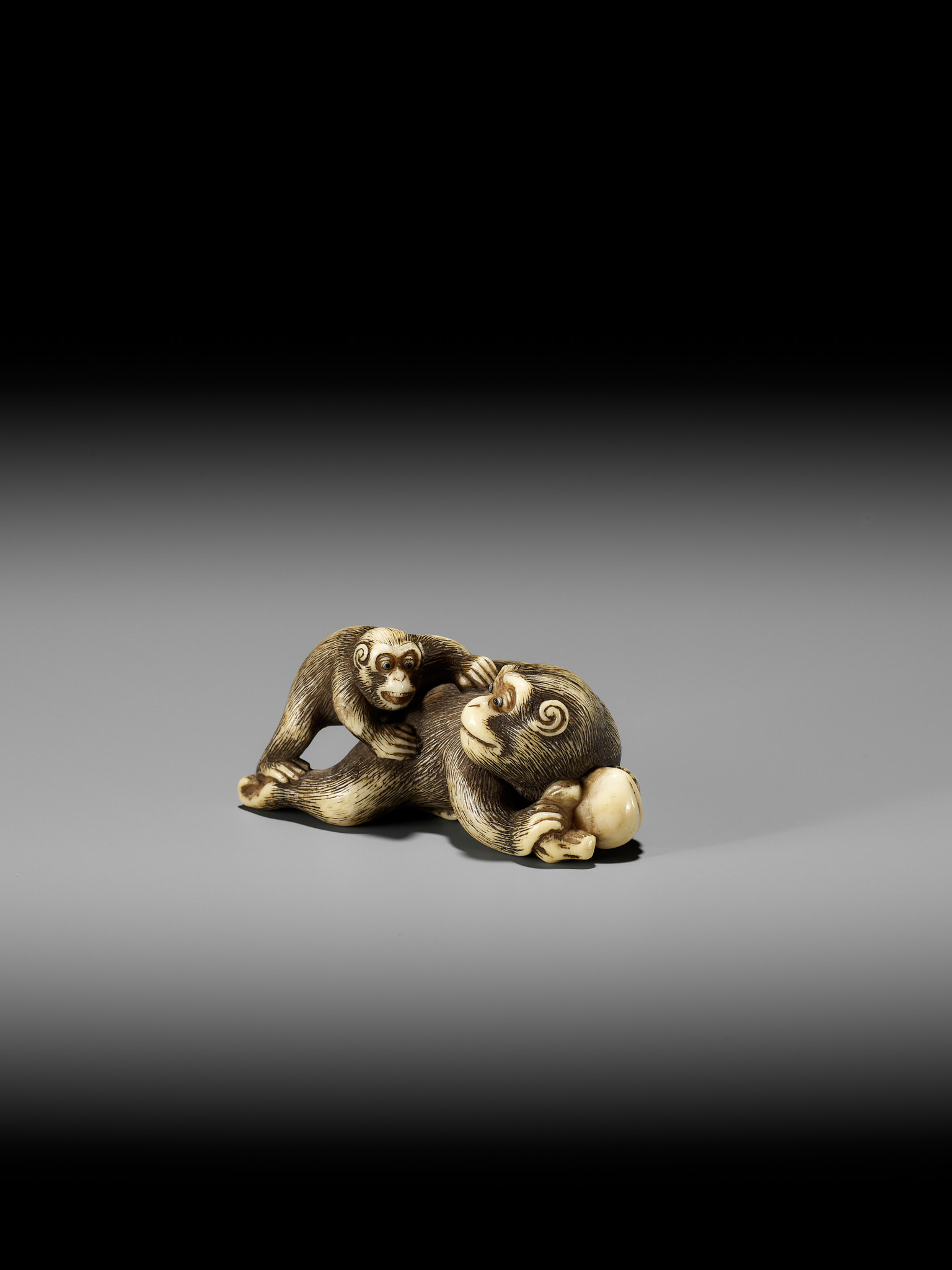 GARAKU: AN IVORY NETSUKE OF A MONKEY WITH YOUNG - Image 6 of 13