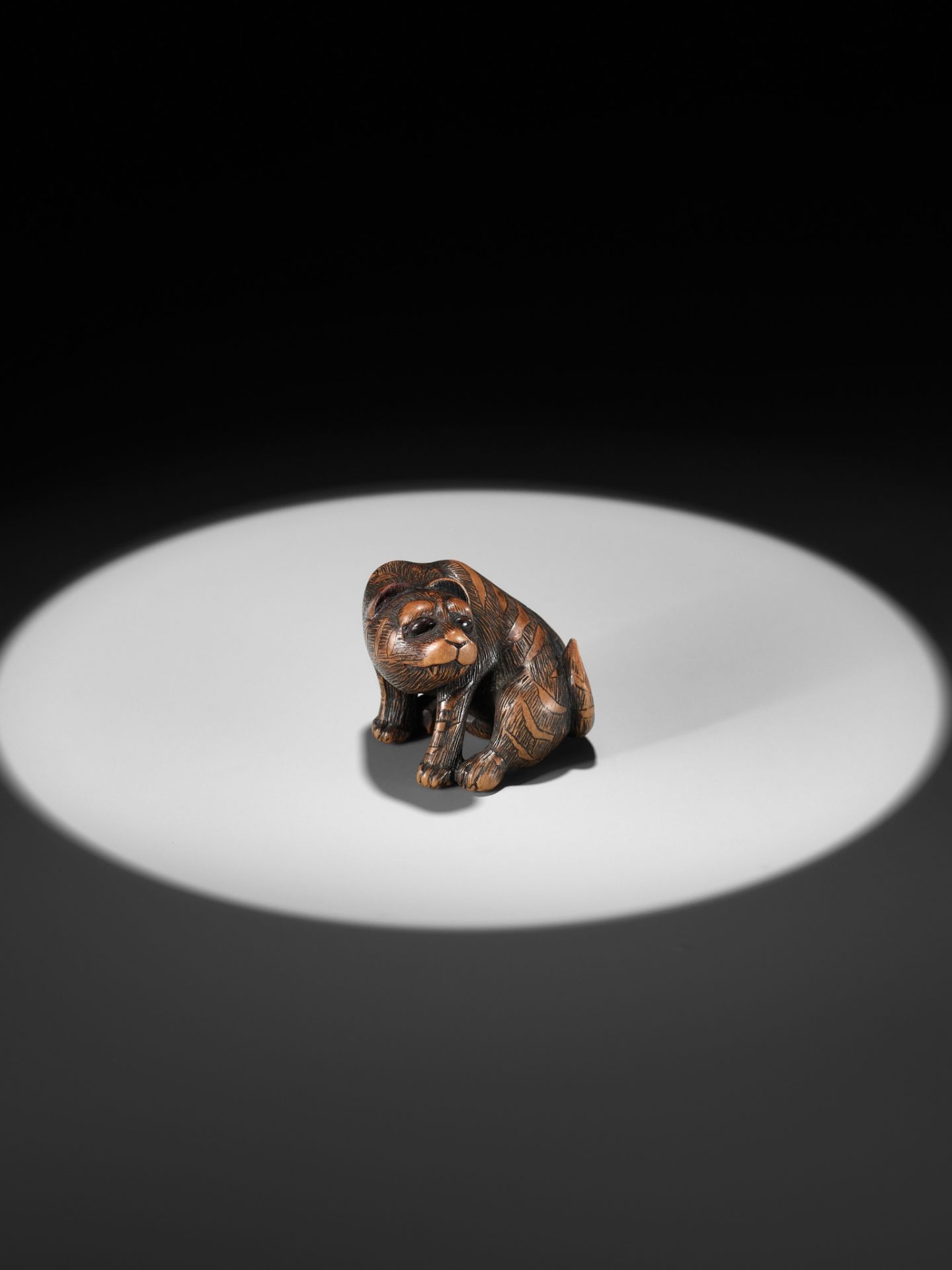 SHIGEKAZU: A FINE WOOD NETSUKE OF A TIGER - Bild 4 aus 15