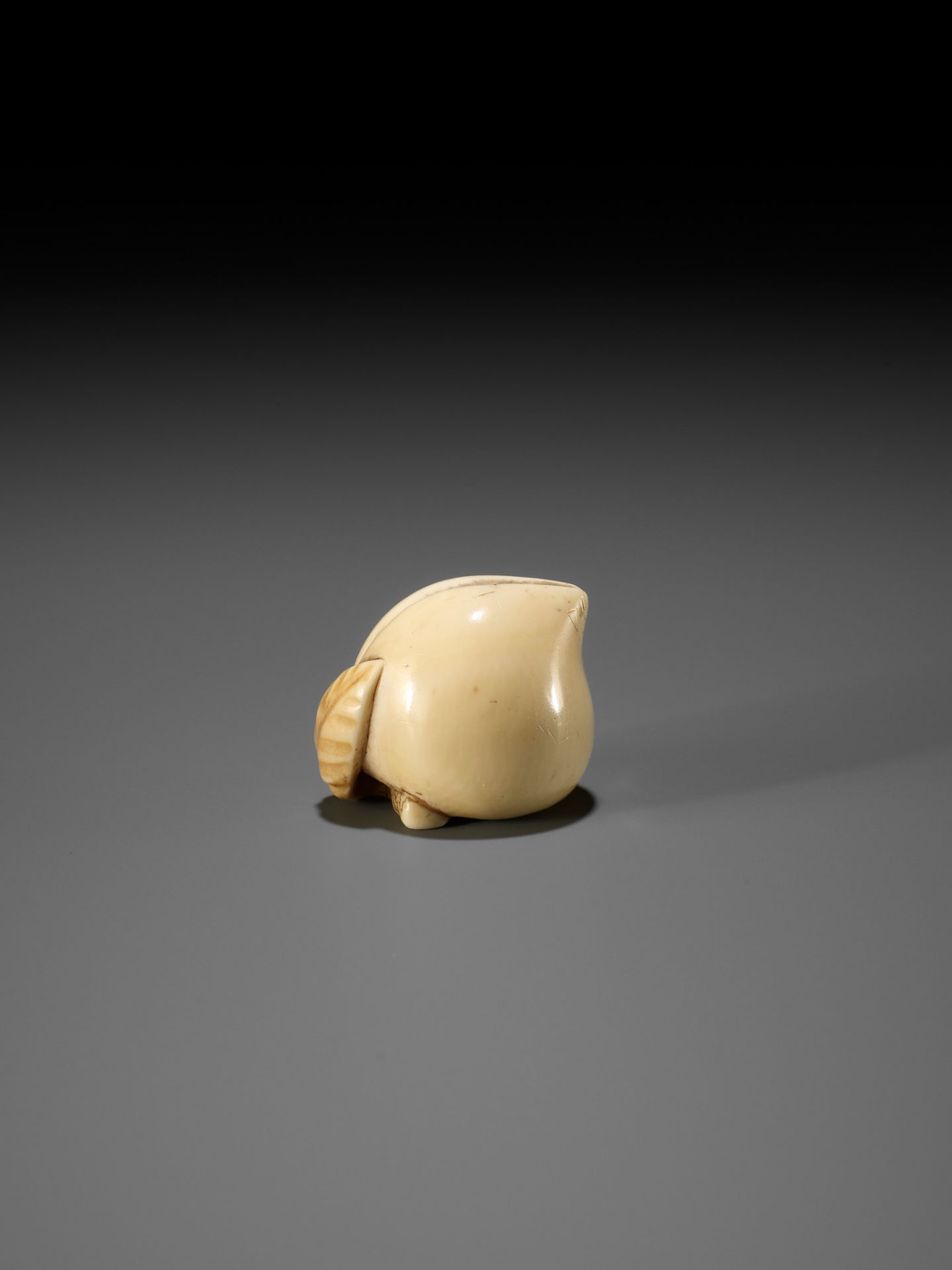 RANICHI: AN IVORY NETSUKE OF A PEACH - Bild 3 aus 12