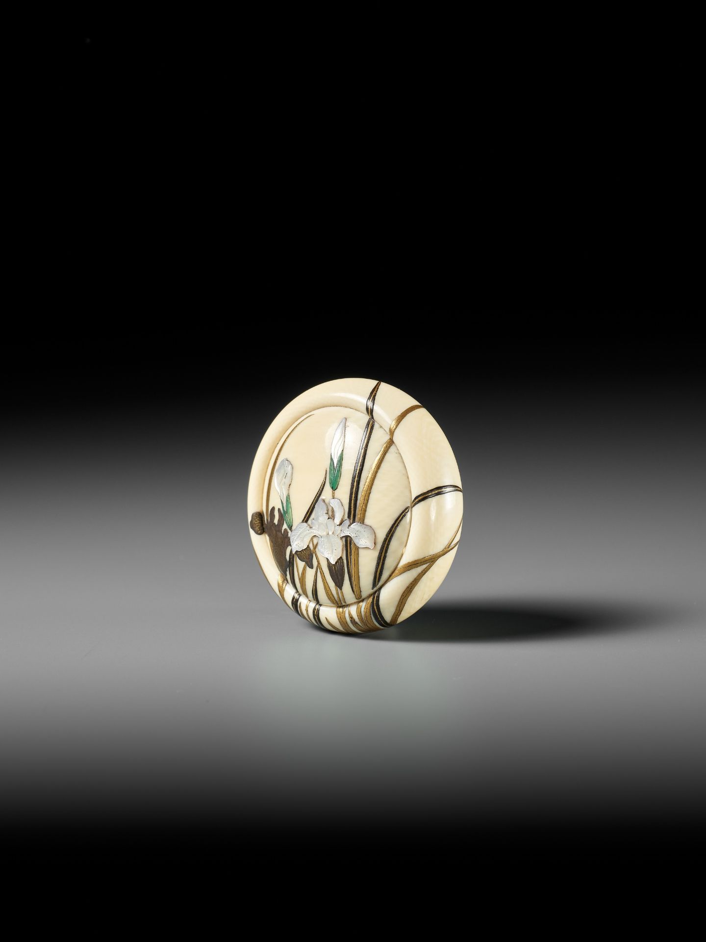 A FINE AND LARGE INLAID IVORY MANJU NETSUKE DEPICTING IRISES (SHOBU) - Image 3 of 11