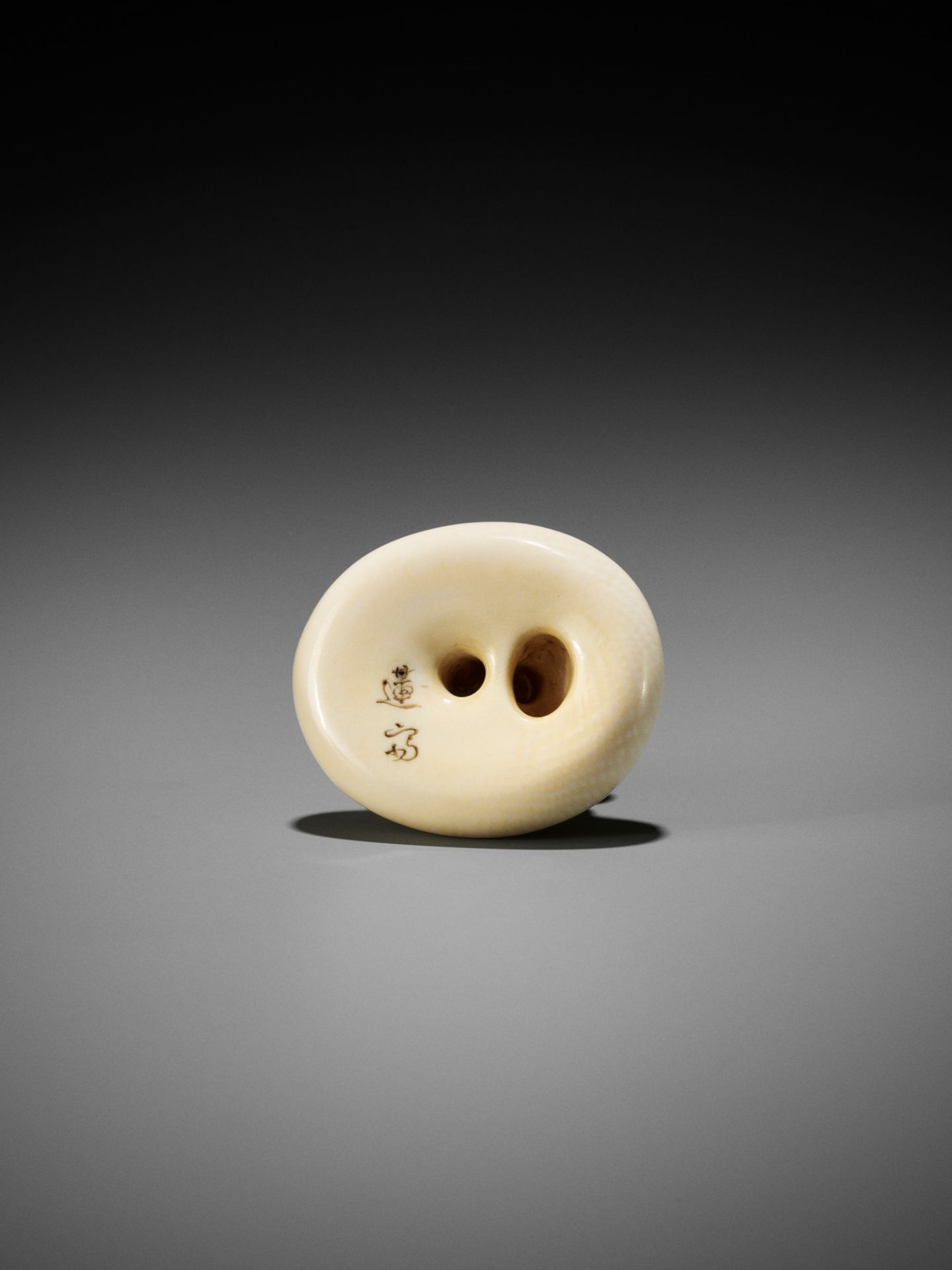 ISHIKAWA RENSAI: A SUPERB IVORY NETSUKE OF A FISHERMAN SUBDUING A FUGU (BLOWFISH) - Bild 14 aus 16