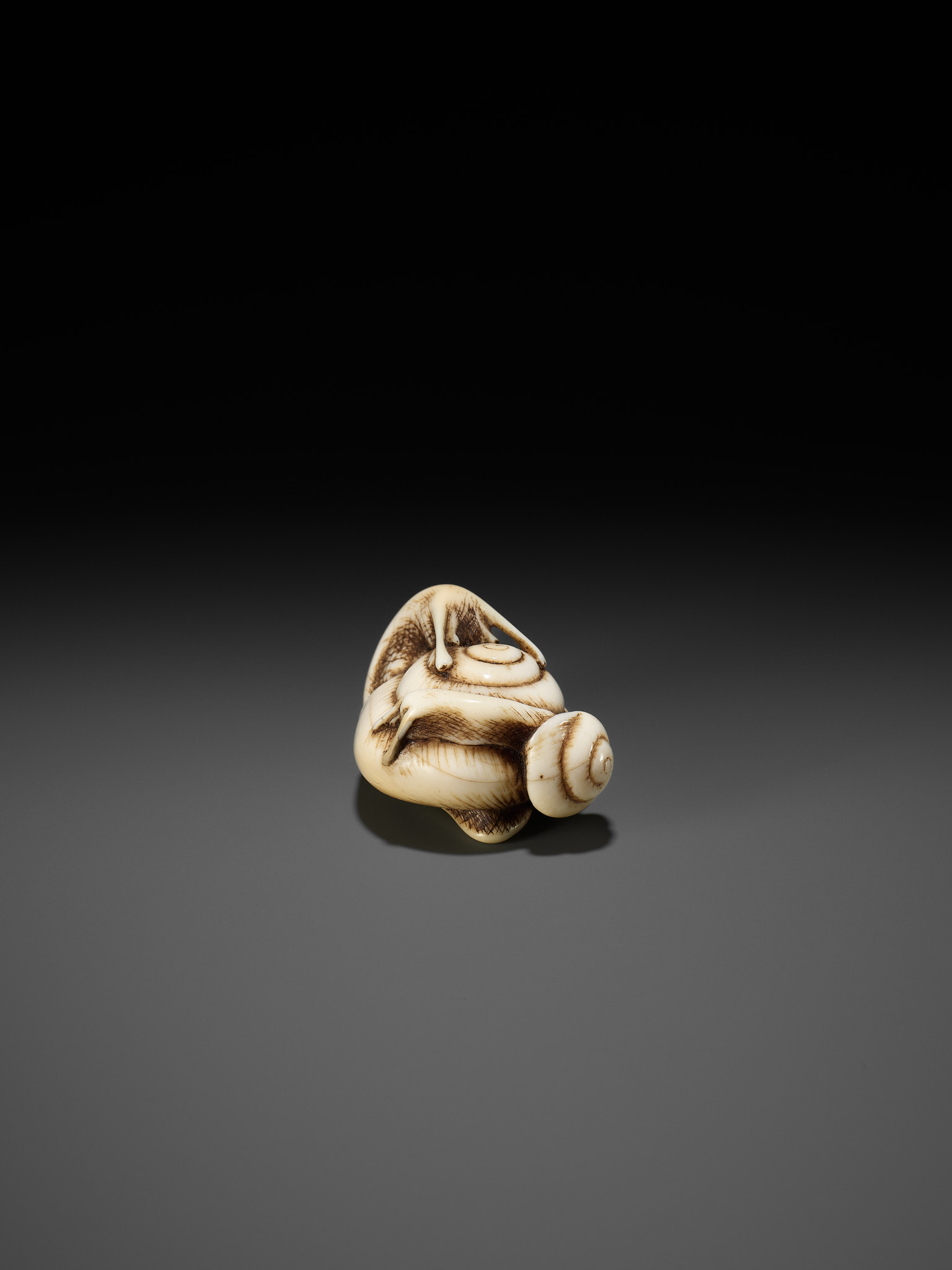 A FINE IVORY NETSUKE DEPICTING A PAIR OF SNAILS - Image 5 of 11