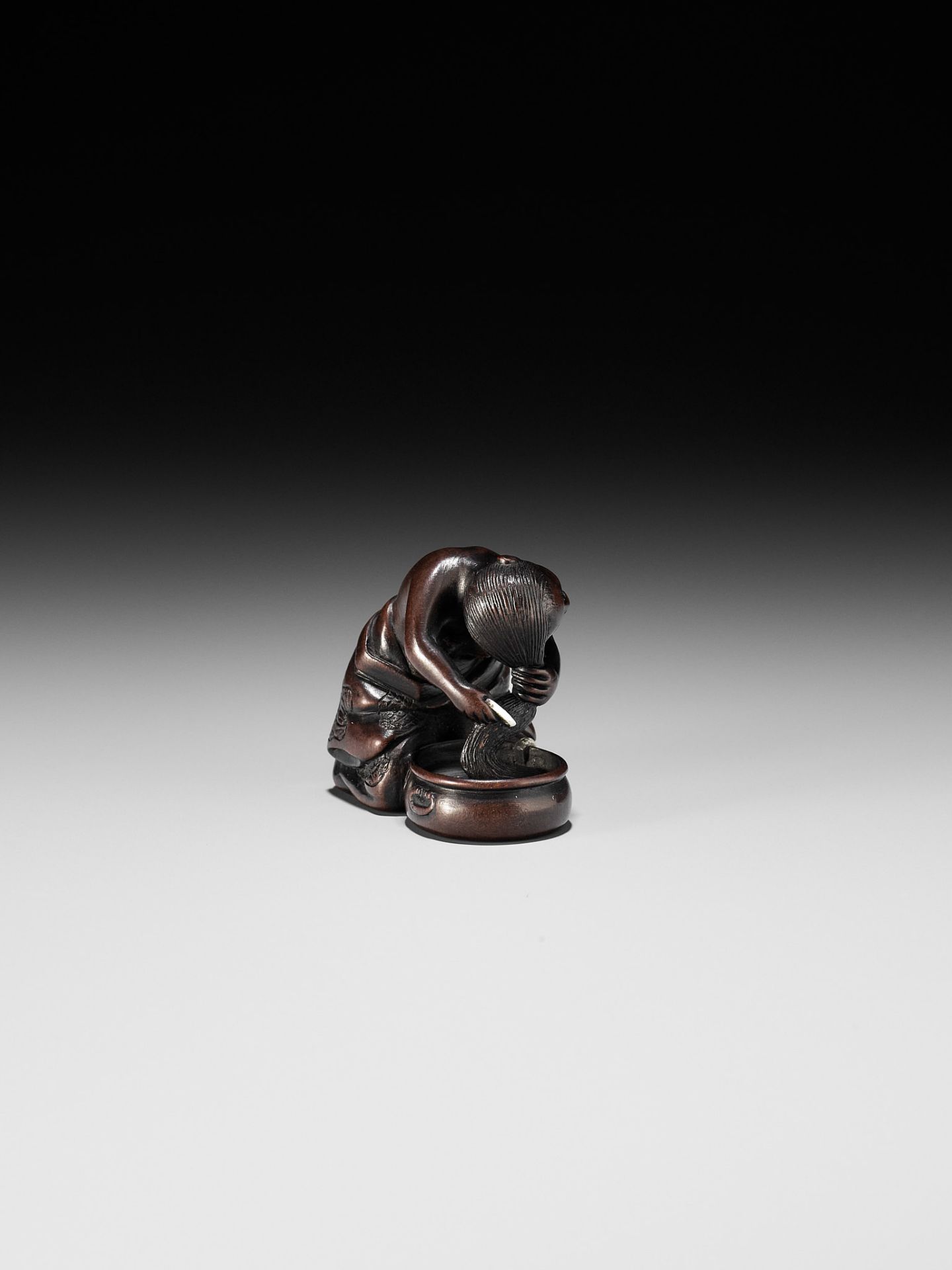 MIWA: A FINE INLAID WOOD NETSUKE OF A WOMAN WASHING HER HAIR - Image 9 of 12