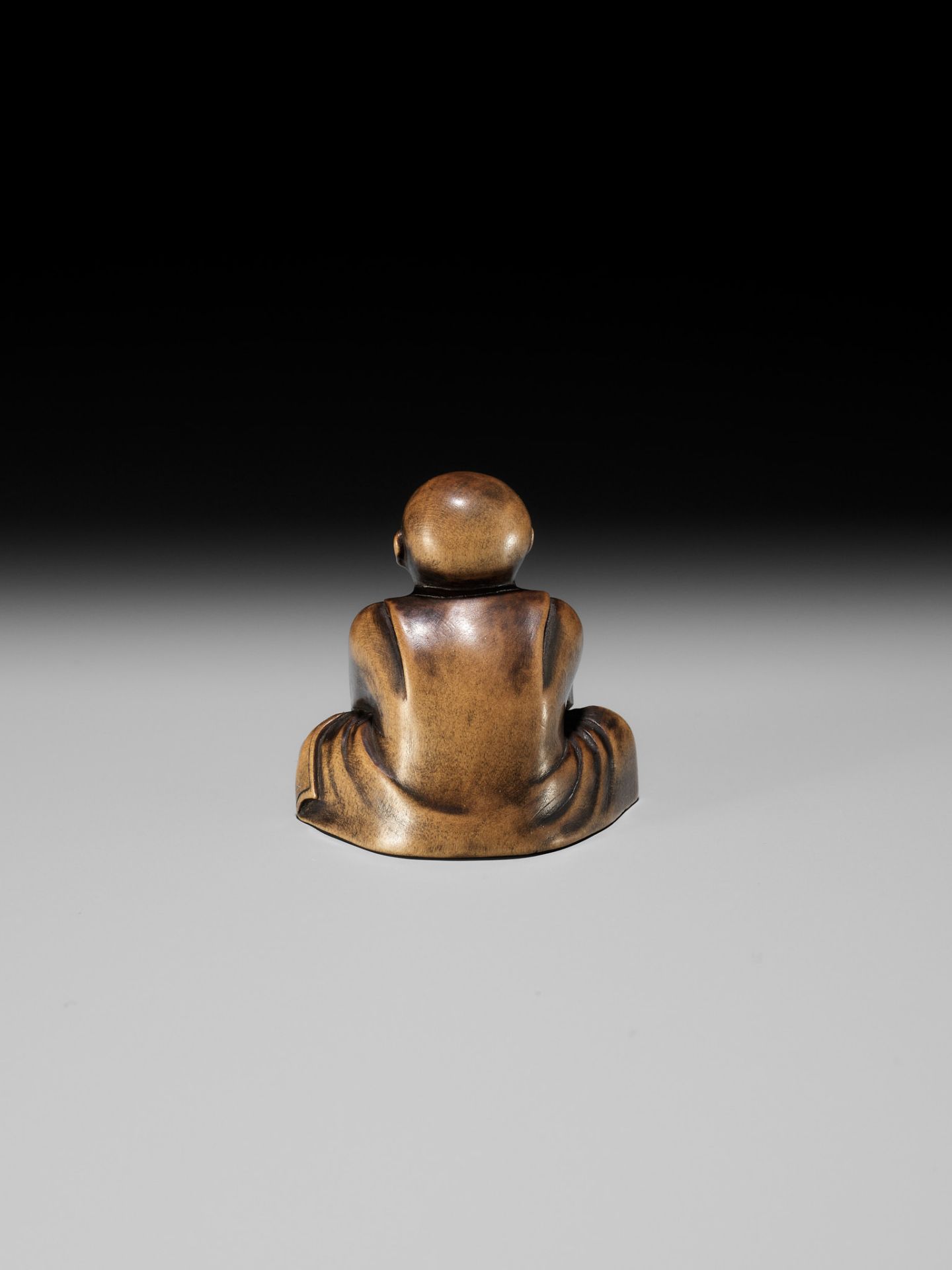 A CHARMING EDO SCHOOL WOOD NETSUKE OF A SEATED BOY - Image 5 of 9