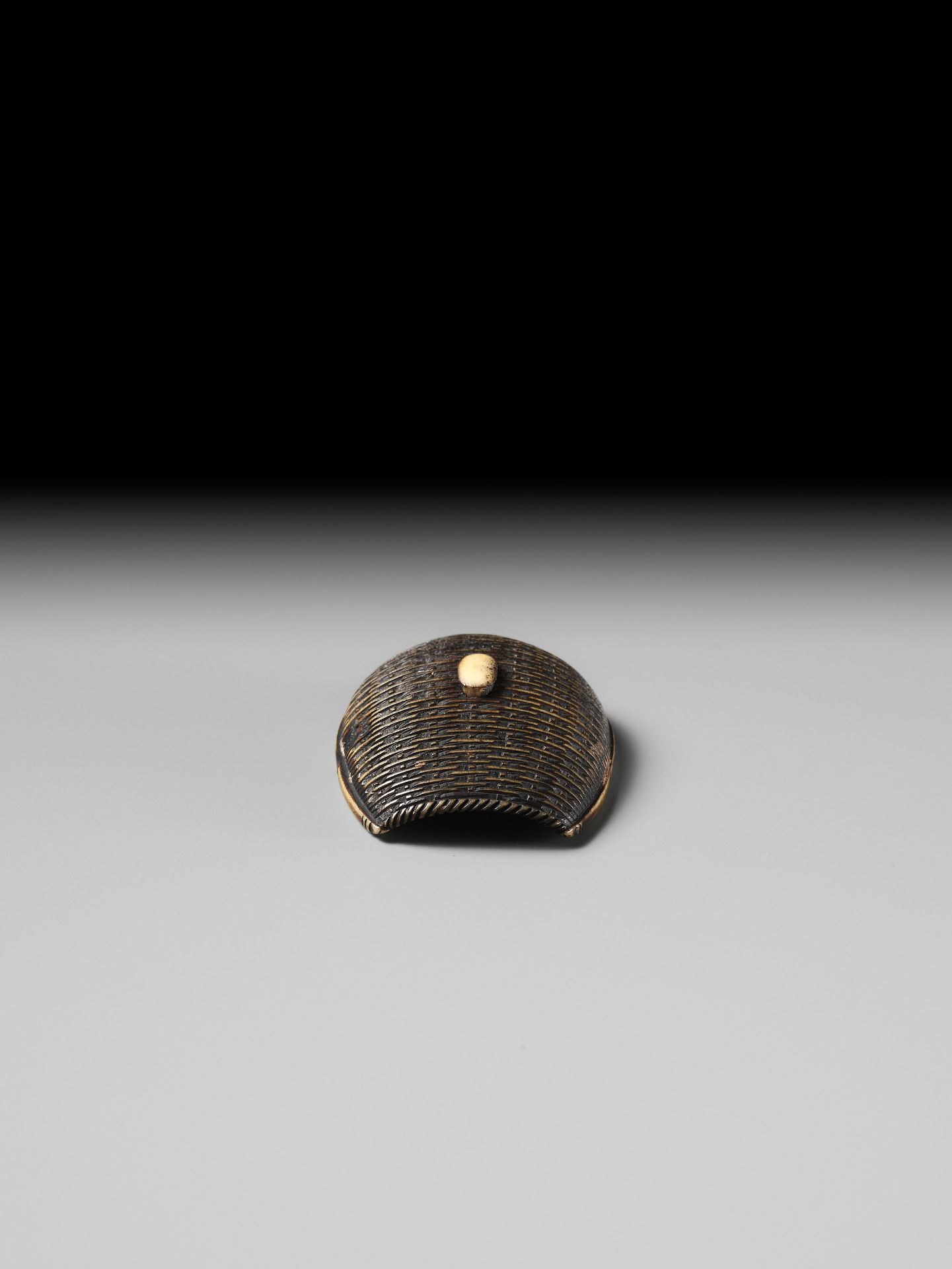 A FINE ANTLER NETSUKE OF A WINNOWING BASKET - Image 10 of 11