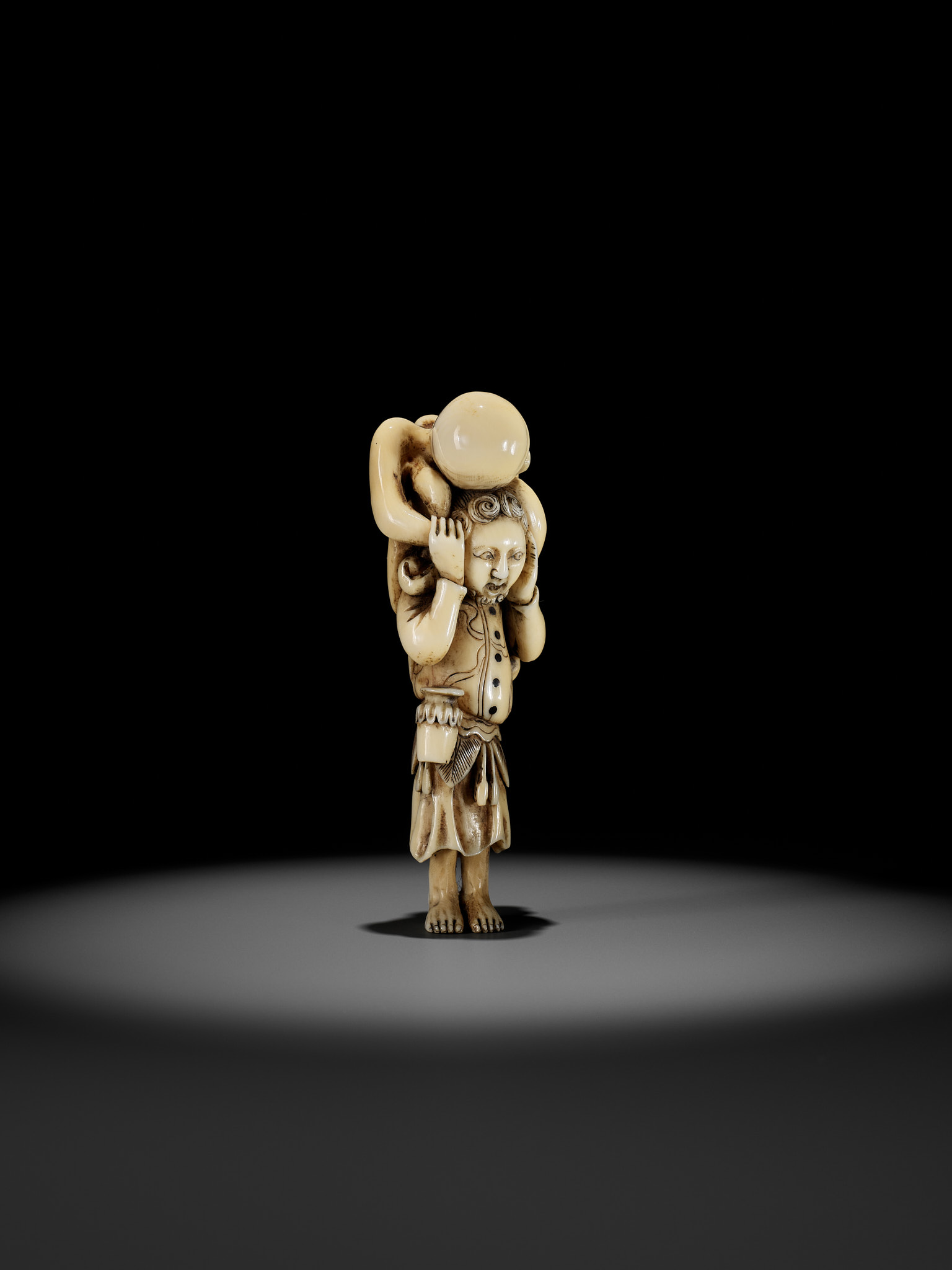 A RARE IVORY NETSUKE OF A DUTCHMAN WITH AN OCTOPUS - Image 11 of 13