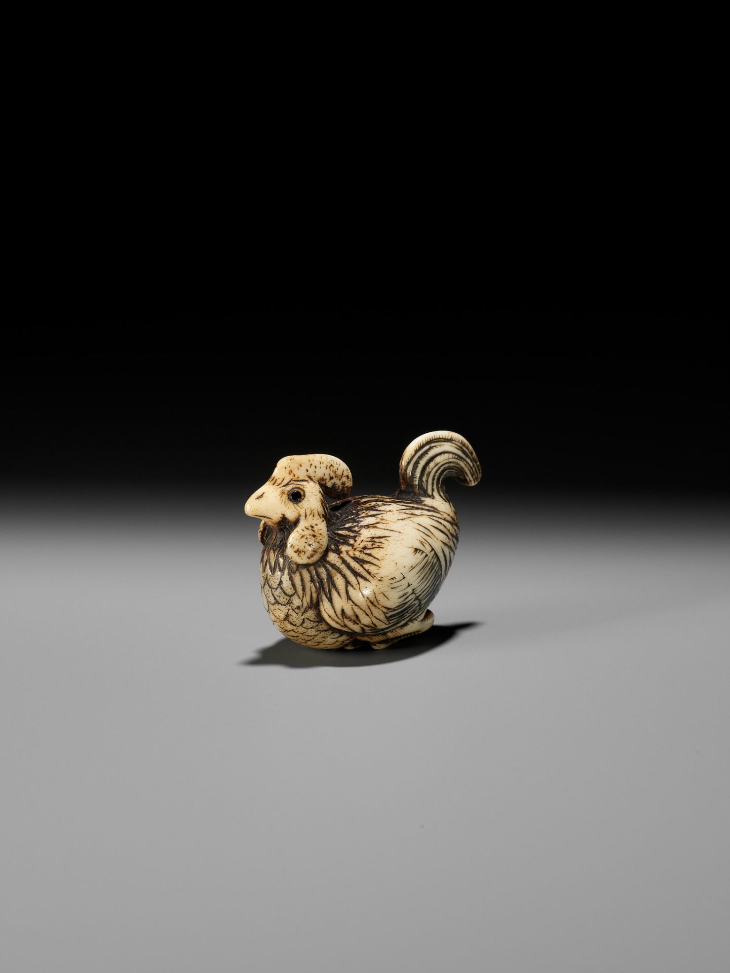 A RARE KYOTO SCHOOL ANTLER NETSUKE OF A COCKEREL - Bild 5 aus 9