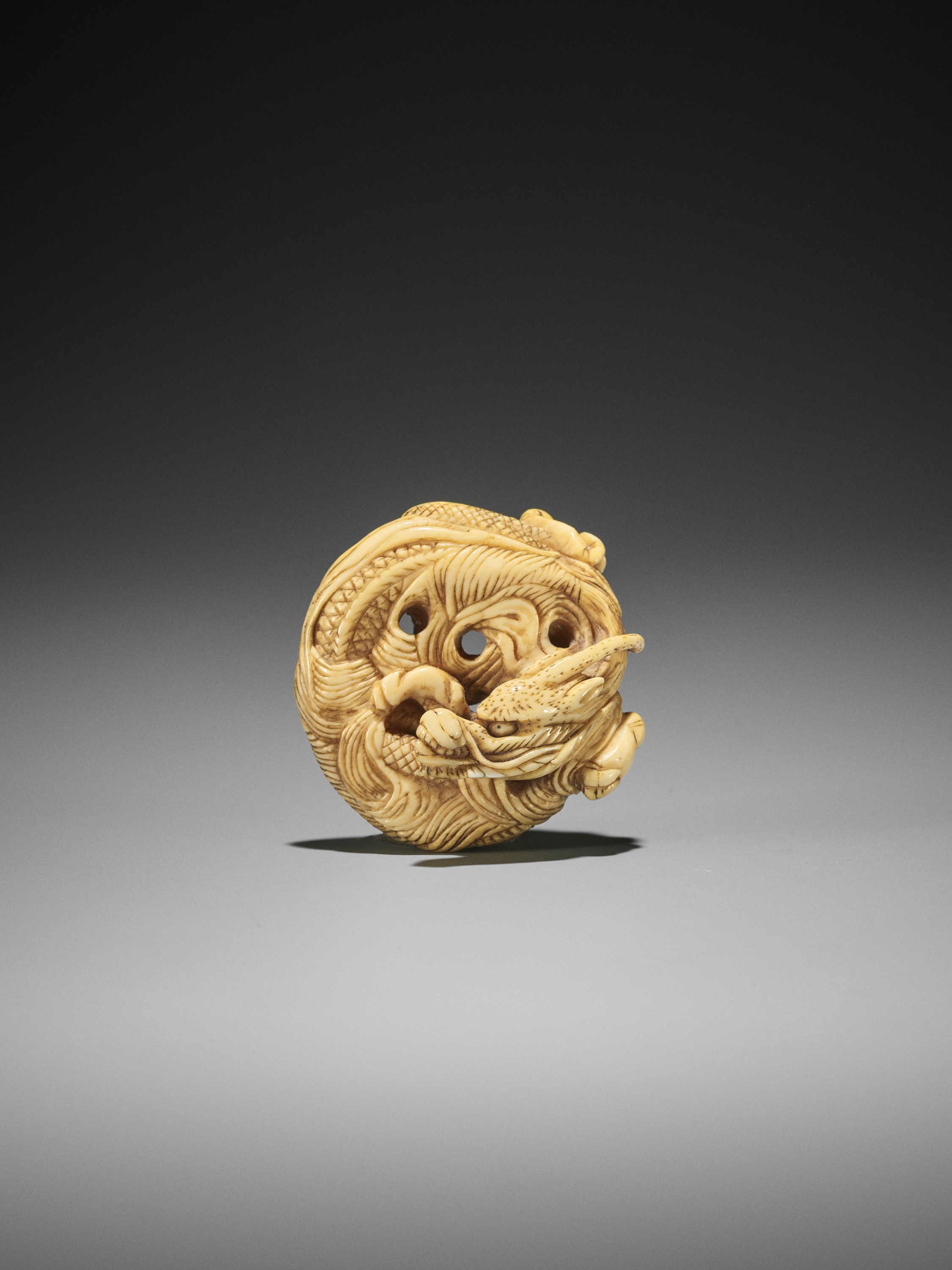 AN IVORY NETSUKE OF A COILED ONE-HORNED DRAGON - Image 5 of 10