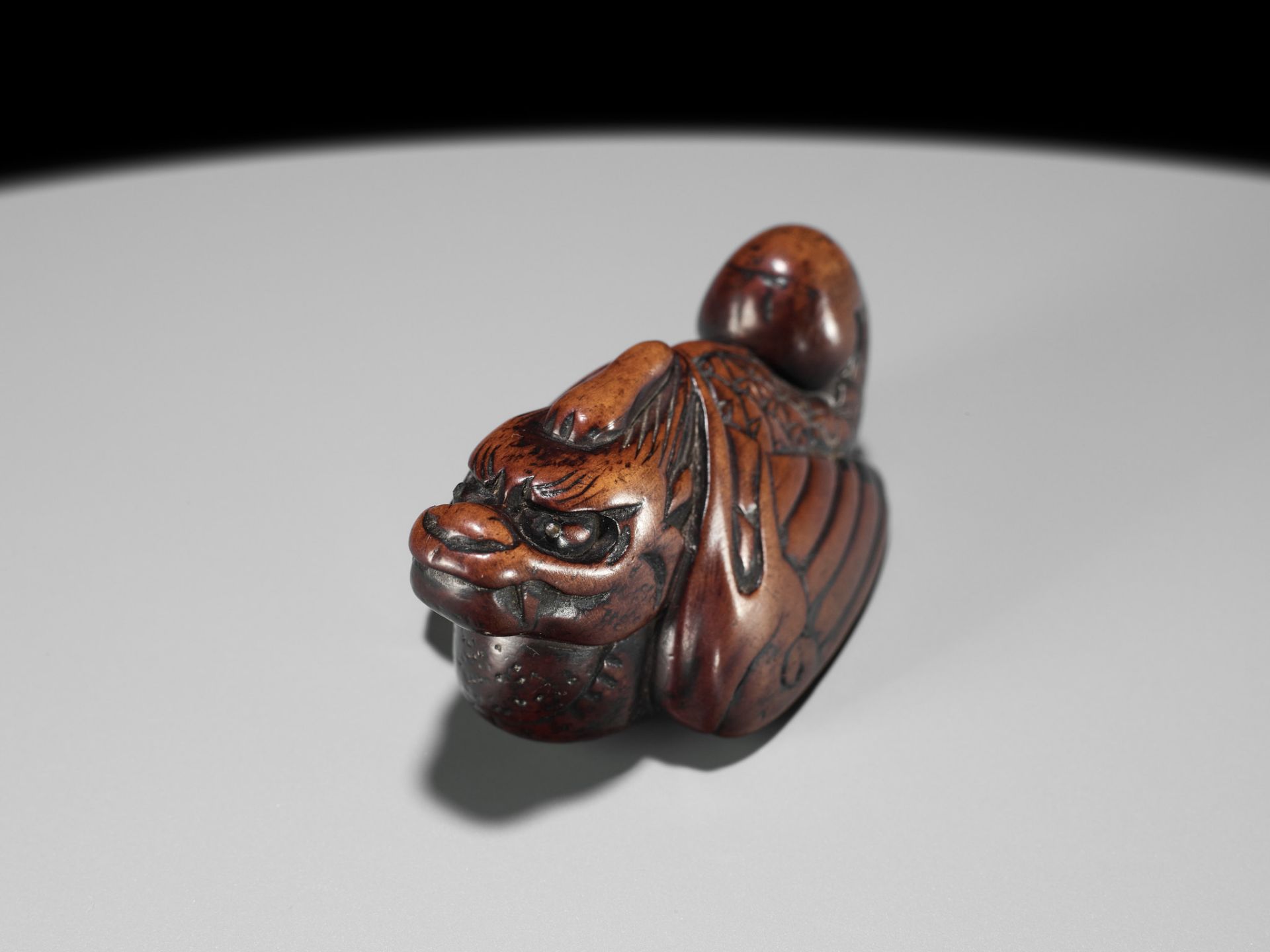 A RARE WOOD NETSUKE OF A HIRYU (FLYING DRAGON), SOKEN KISHO TYPE - Bild 3 aus 17