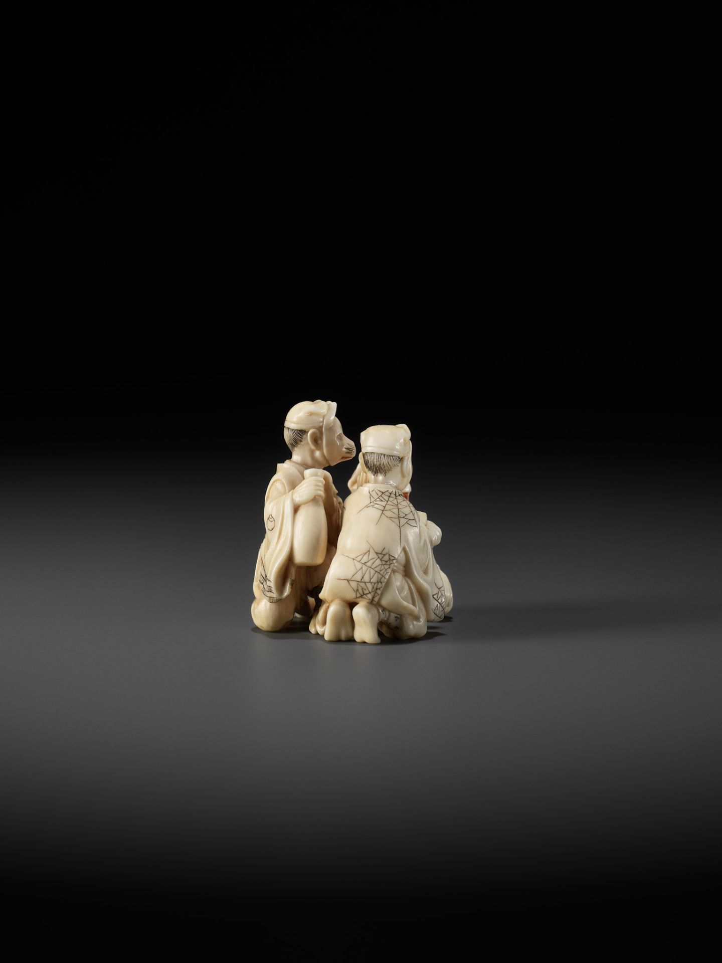 MORITA SOKO: A FINE IVORY NETSUKE DEPICTING THREE ACTORS - Image 10 of 14