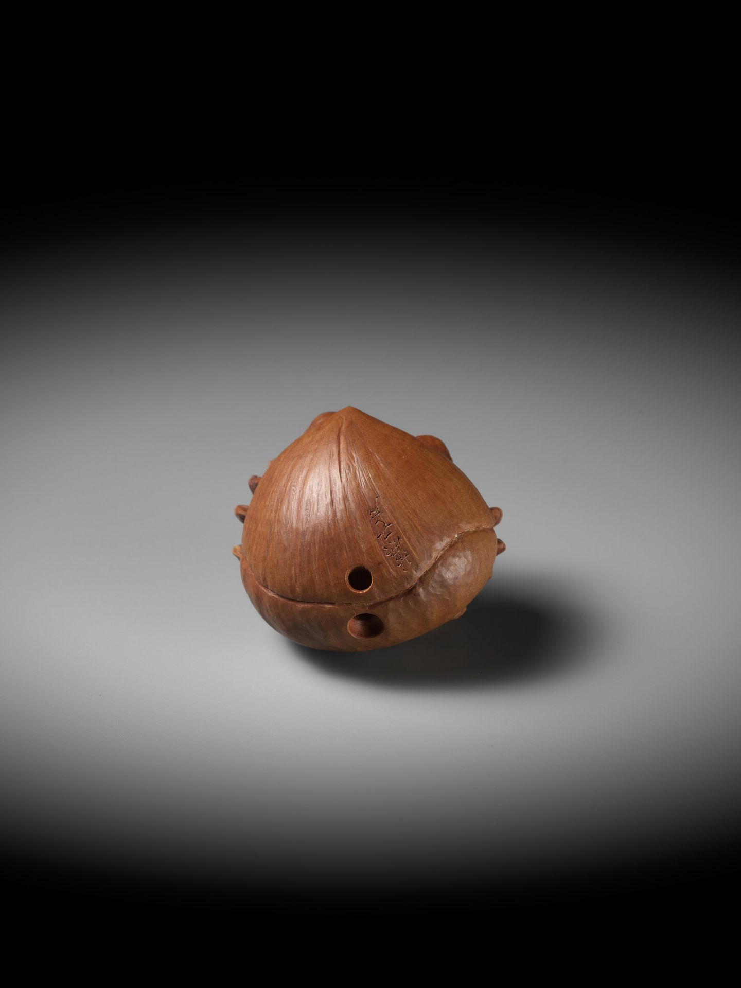 MORITA SOKO: A FINE NETSUKE OF A SAMURAI CRAB (HEIKEGANI) ON A CHESTNUT - Bild 15 aus 16