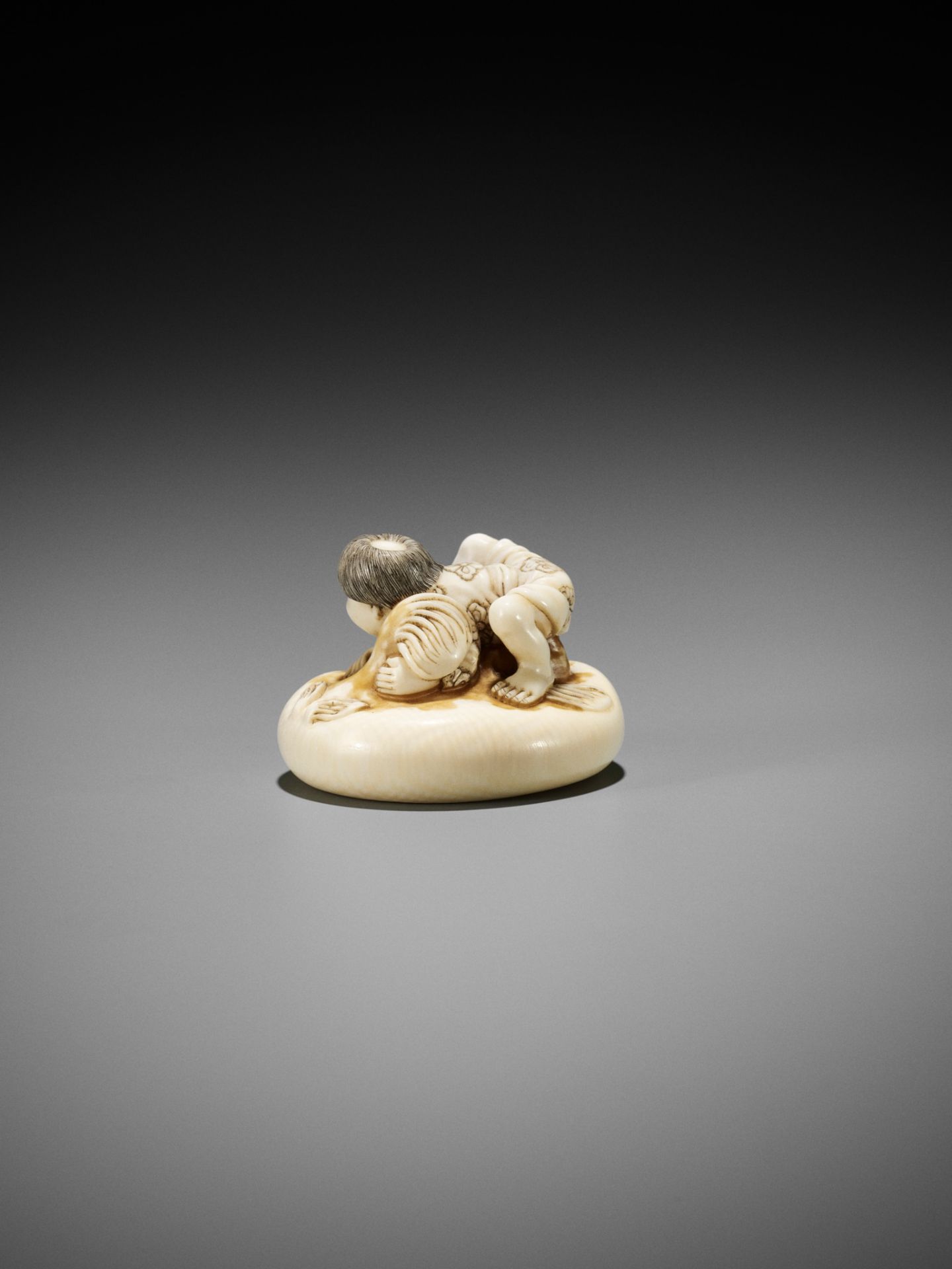 ISHIKAWA RENSAI: A SUPERB IVORY NETSUKE OF A FISHERMAN SUBDUING A FUGU (BLOWFISH) - Bild 7 aus 16