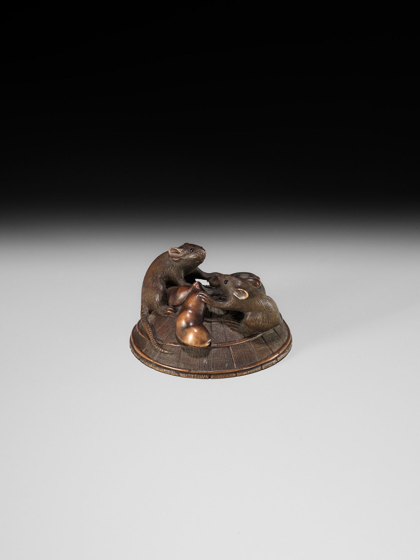 KEIGETSU: A WOOD NETSUKE OF RATS ON A STRAW HAT - Bild 7 aus 14