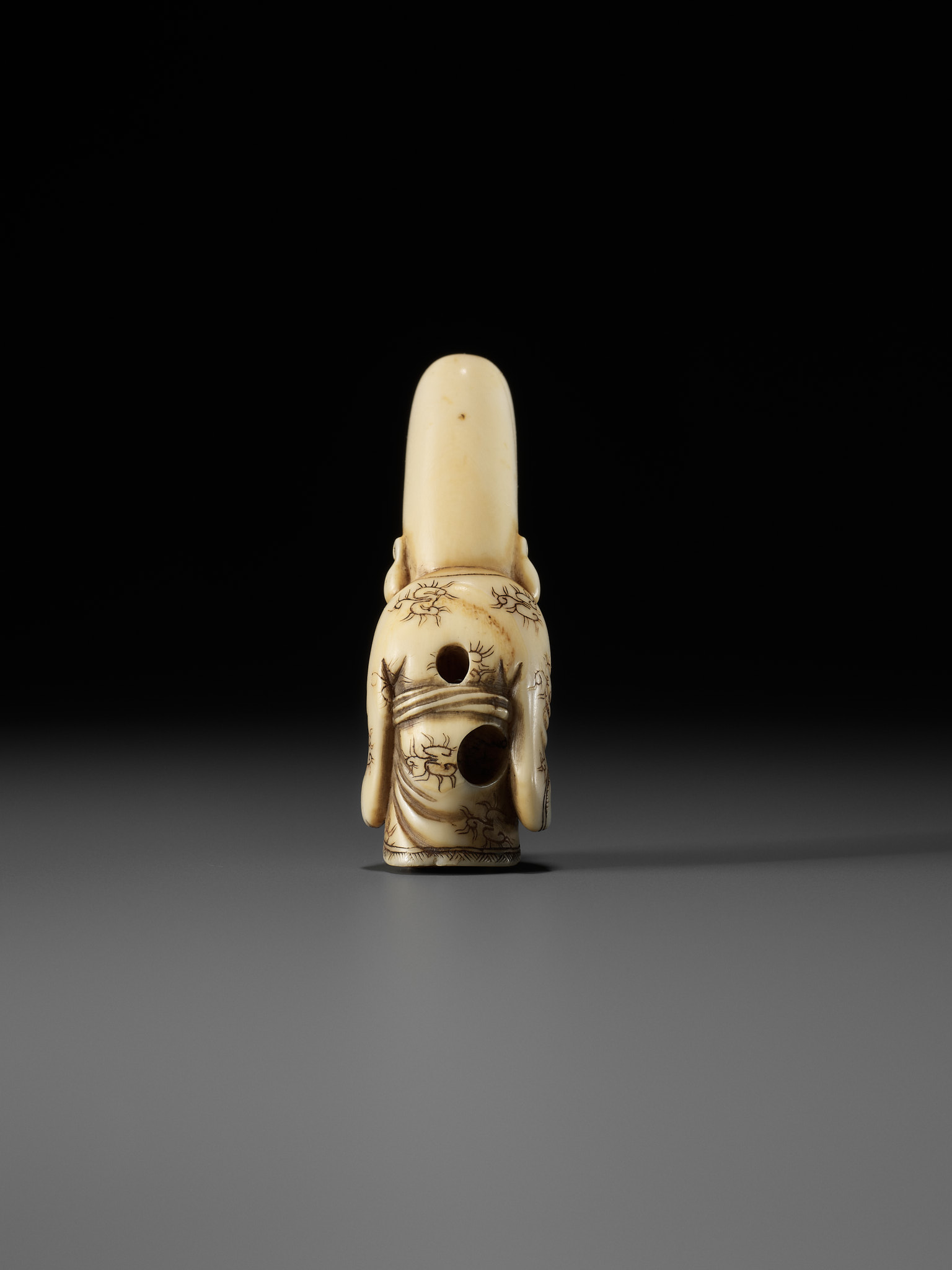 AN OSAKA SCHOOL IVORY NETSUKE OF FUKUROKUJU PLAYING KEMARI - Bild 3 aus 10