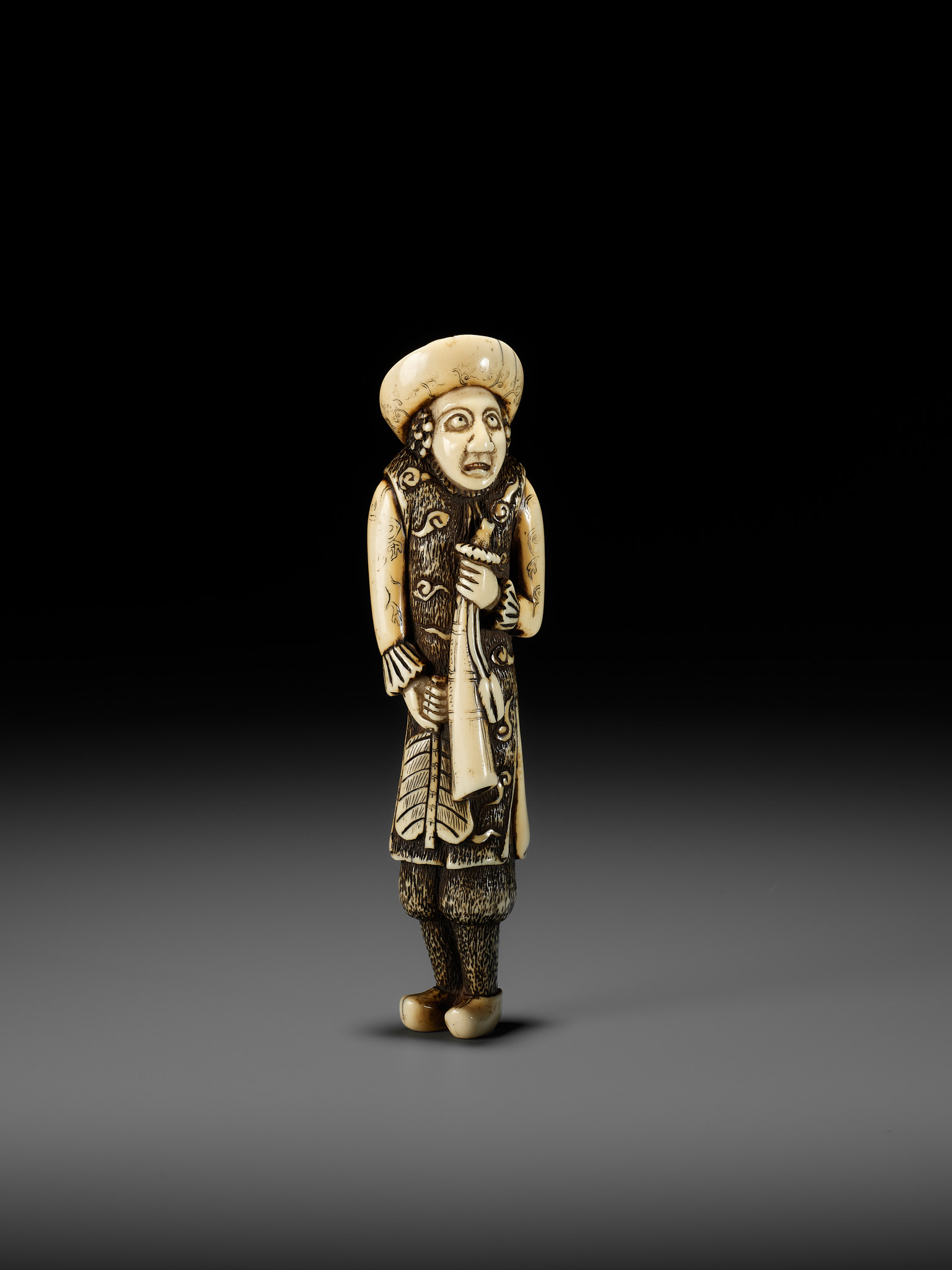 A SUPERB AND LARGE IVORY NETSUKE OF A DUTCHMAN WITH A TRUMPET - Image 7 of 21