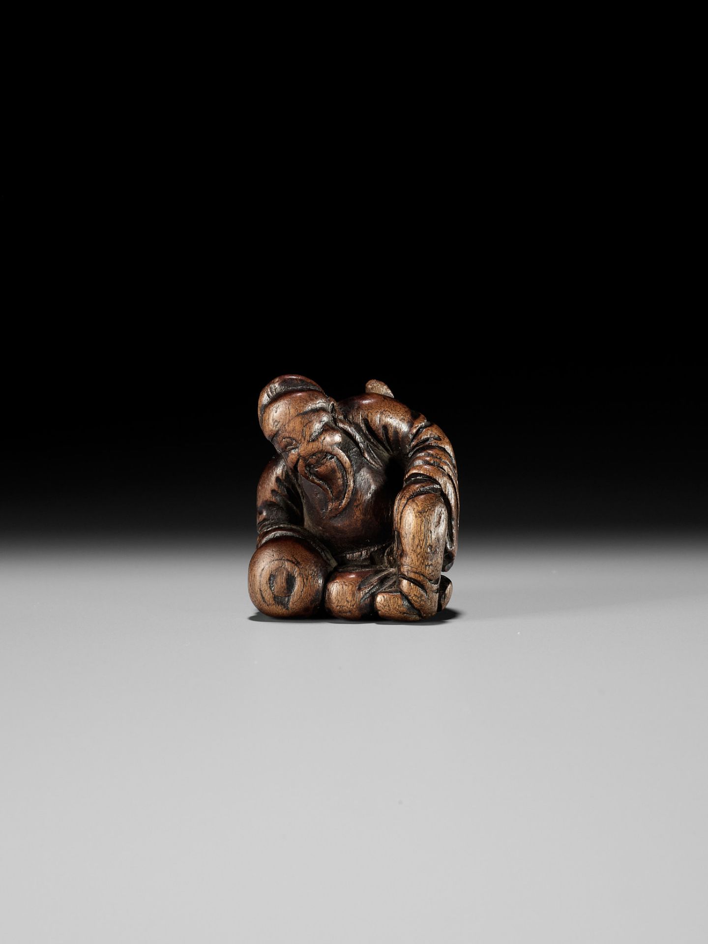 AN OLD WOOD NETSUKE OF A CHINESE SCHOLAR - Image 2 of 9