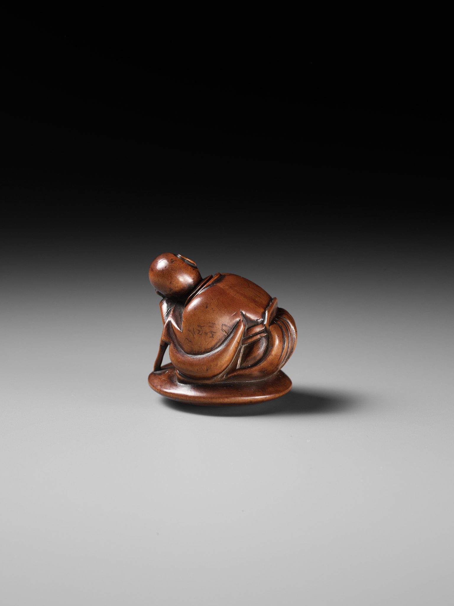 A REMARKABLE AND EARLY WOOD NETSUKE OF A SLEEPING ACTOR - Image 5 of 9