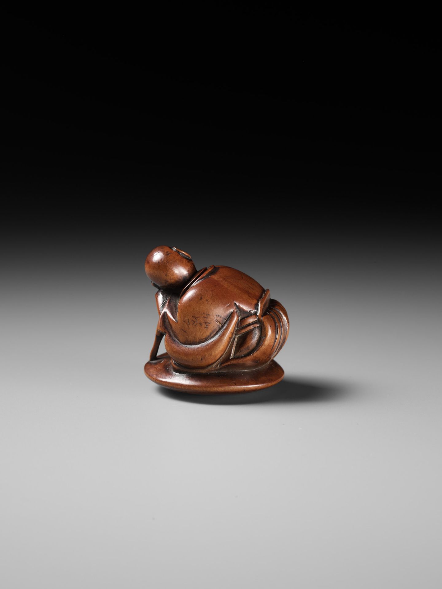 A REMARKABLE AND EARLY WOOD NETSUKE OF A SLEEPING ACTOR - Bild 5 aus 9