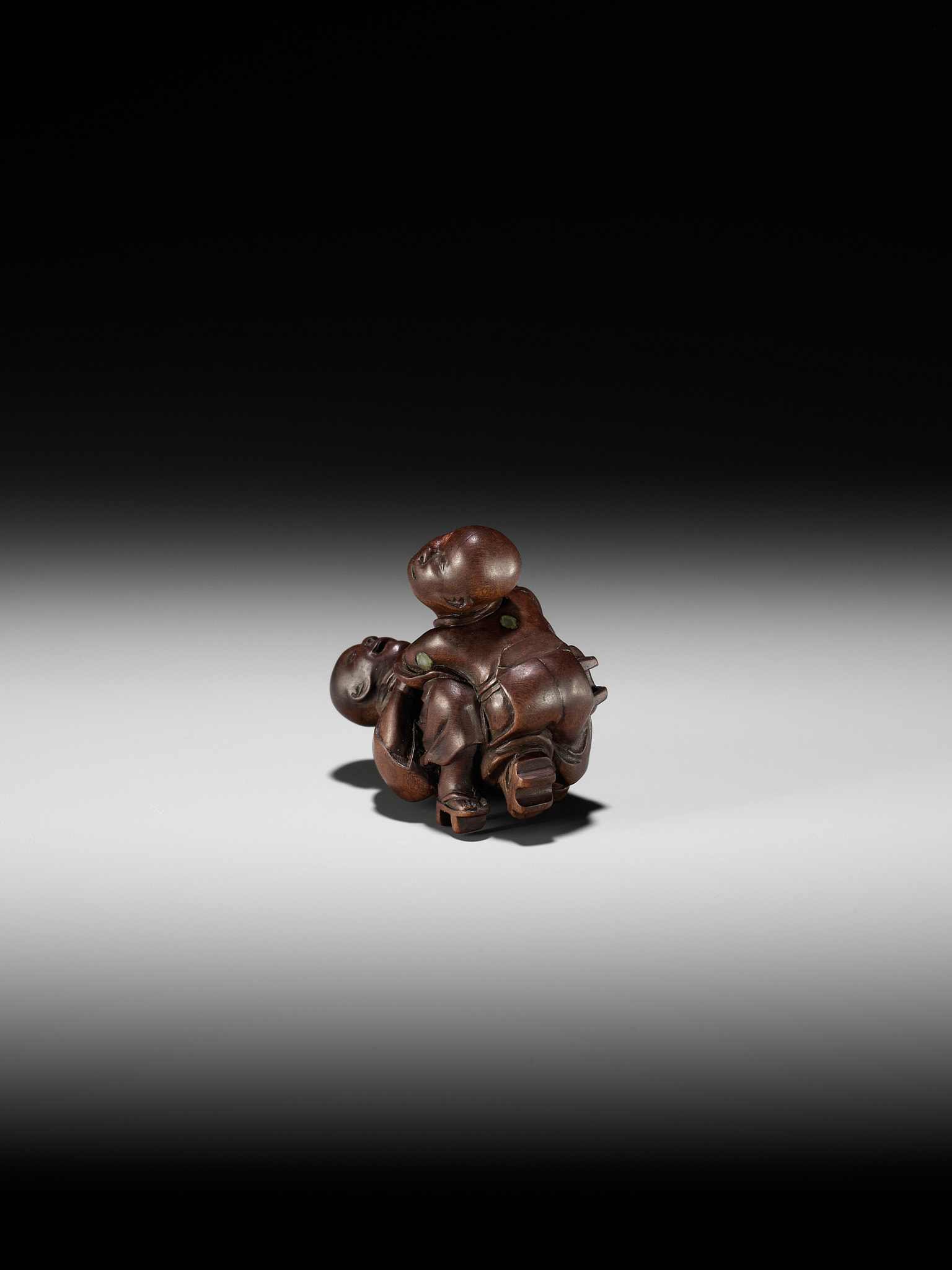 MIWA: A FINE WOOD NETSUKE OF TWO BLIND MEN FIGHTING - Image 5 of 10