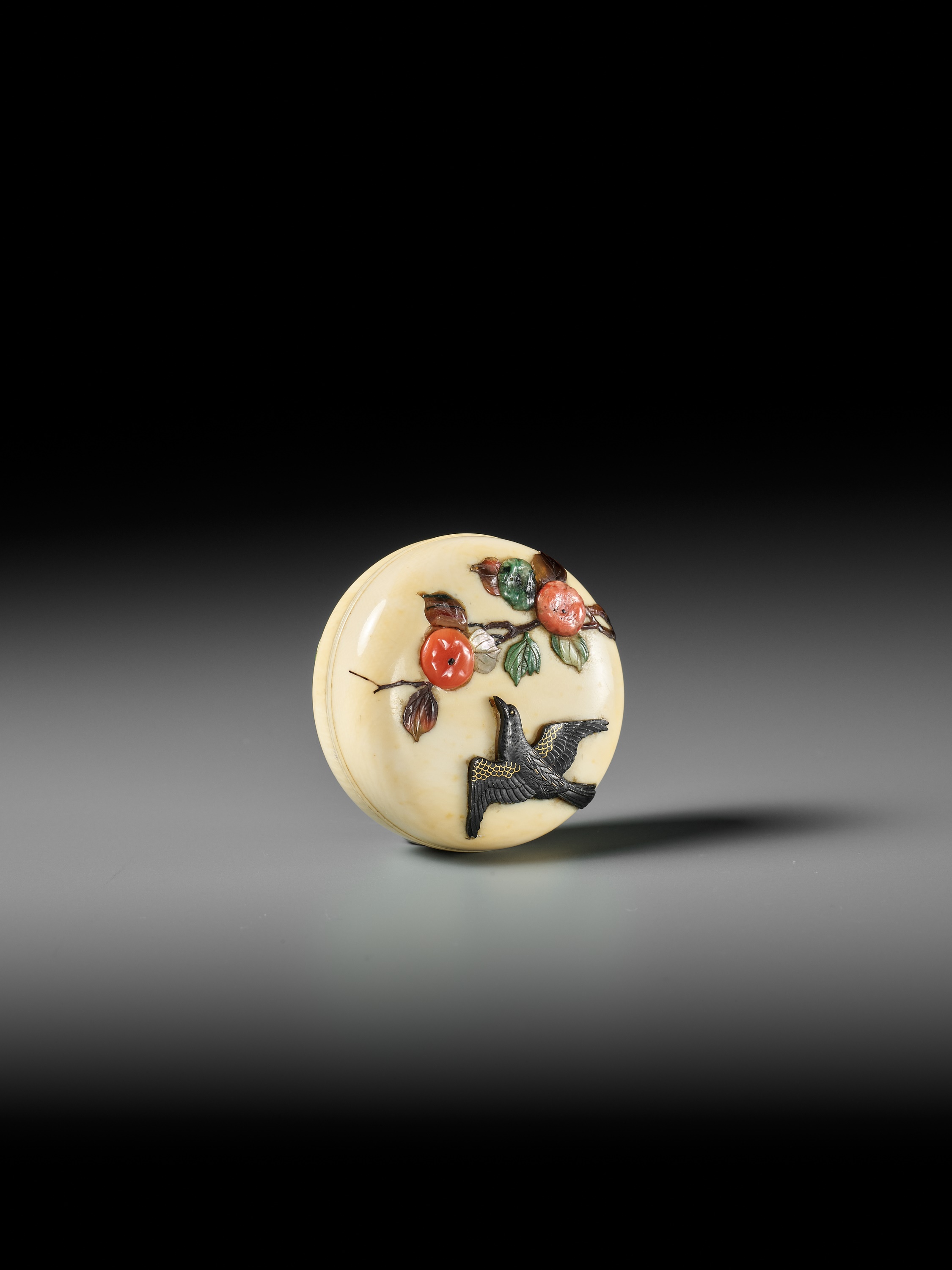 A FINE INLAID IVORY MANJU NETSUKE OF KACHO-GA TYPE - Bild 2 aus 11