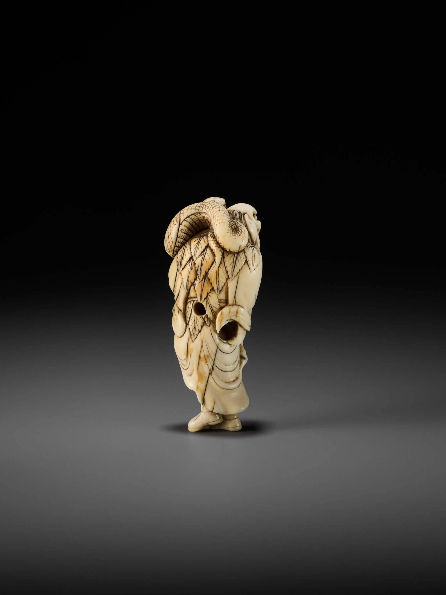 A RARE IVORY NETSUKE OF A SENNIN WITH A SNAKE - Image 3 of 9