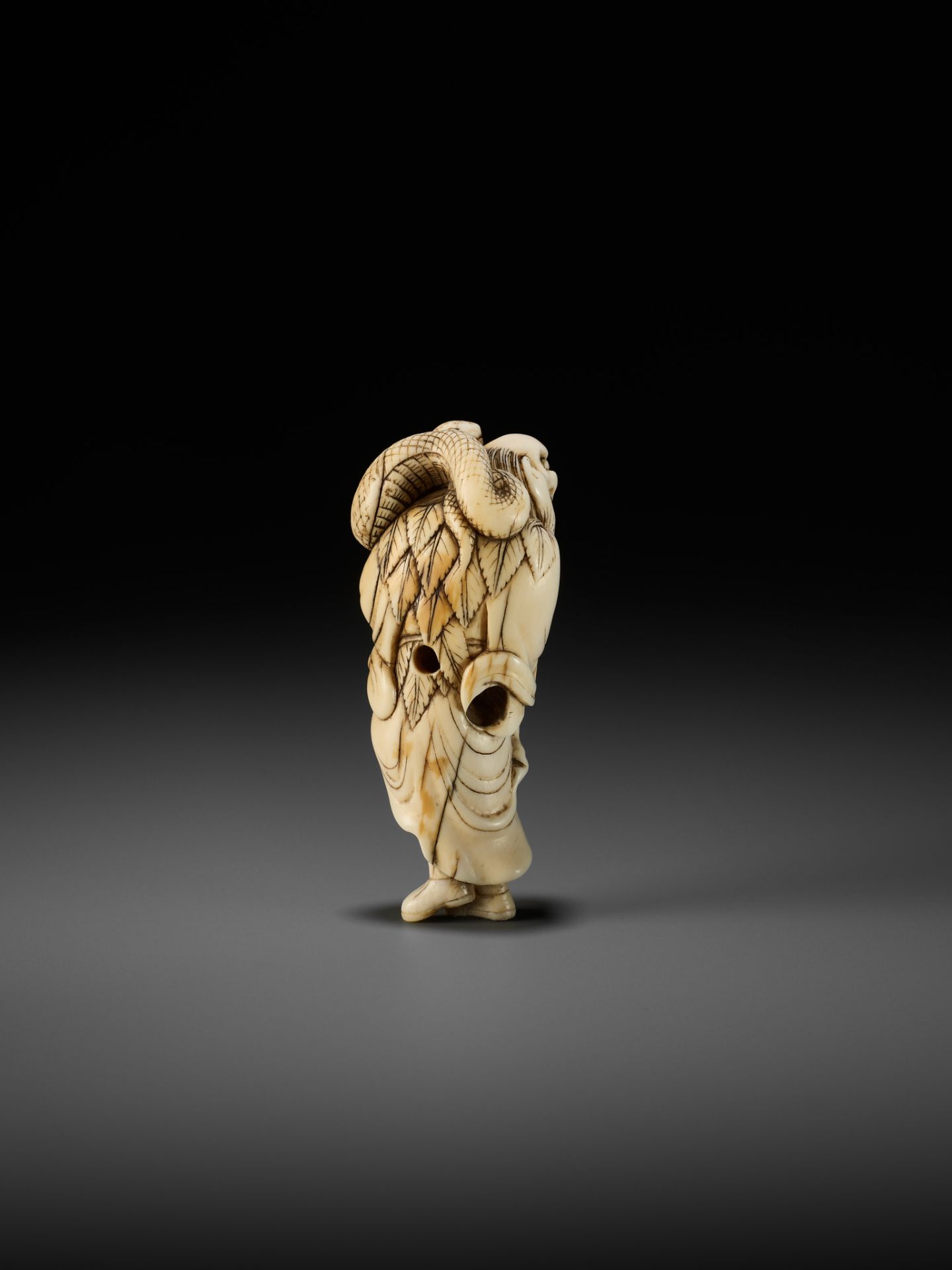 A RARE IVORY NETSUKE OF A SENNIN WITH A SNAKE - Bild 3 aus 9