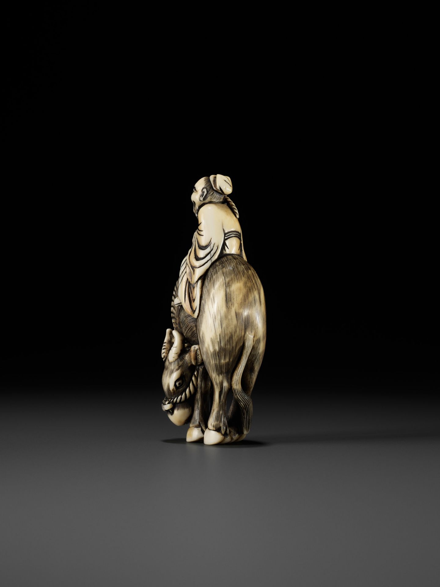 A FINE IVORY NETSUKE OF ROSHI ATOP AN OX - Image 6 of 12