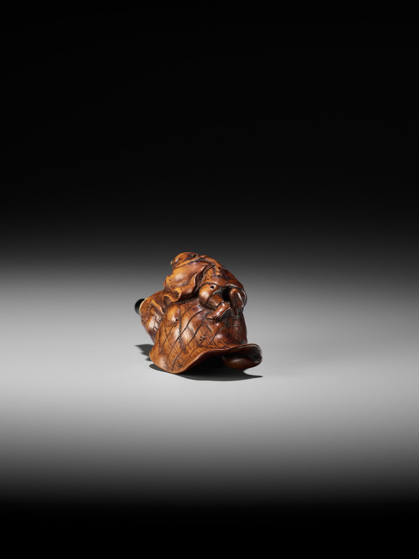 A WOOD NETSUKE OF BENKEI SLEEPING ON A CONCH (HORAGAI) - Bild 6 aus 10