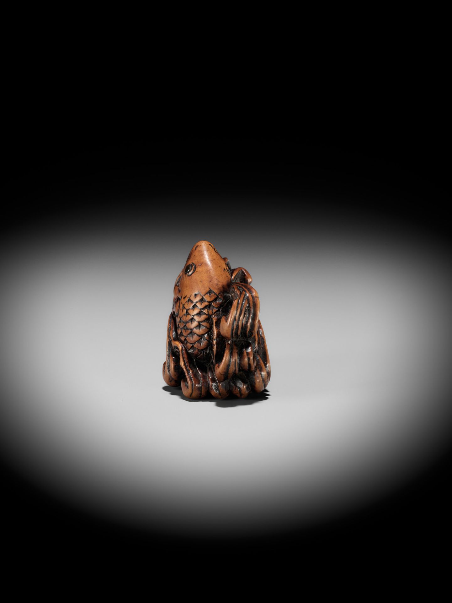 A SUPERB WOOD NETSUKE OF A LEAPING CARP AMONGST TURBULENT WAVES - Bild 7 aus 15