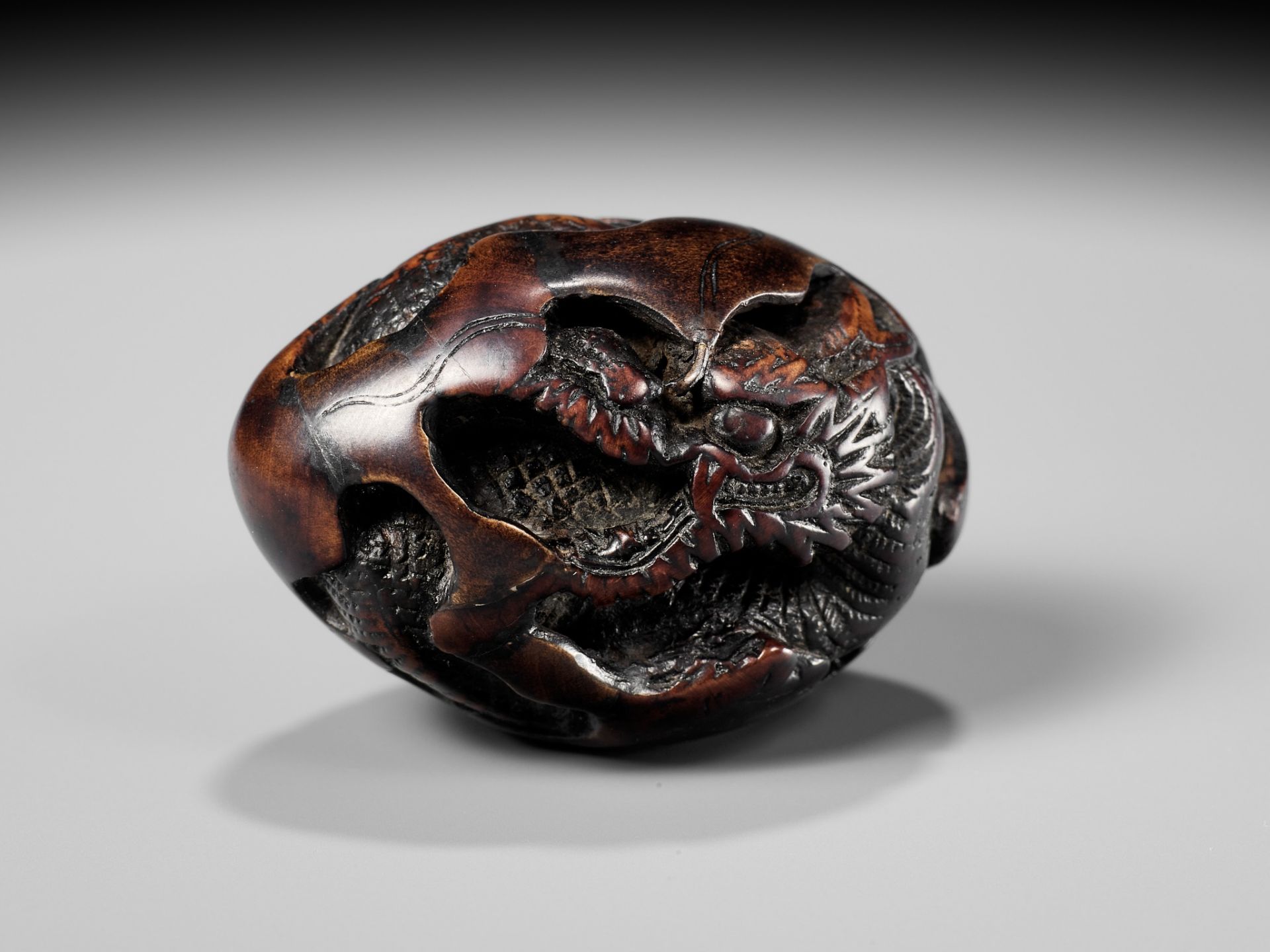 NAITO TOYOMASA: A FINE WOOD NETSUKE OF A DRAGON EMERGING FROM AN EGG - Bild 14 aus 15