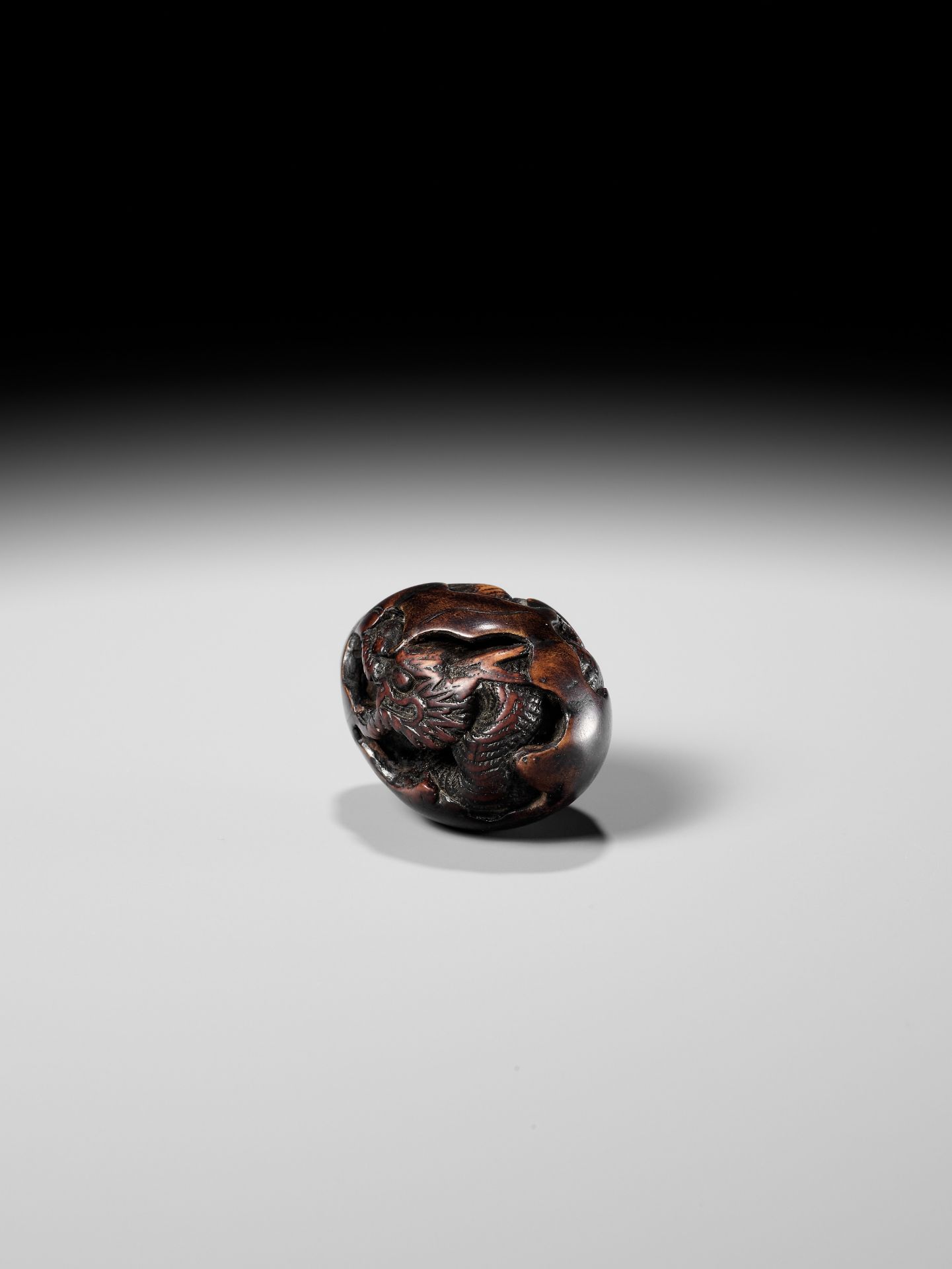 NAITO TOYOMASA: A FINE WOOD NETSUKE OF A DRAGON EMERGING FROM AN EGG - Bild 9 aus 15