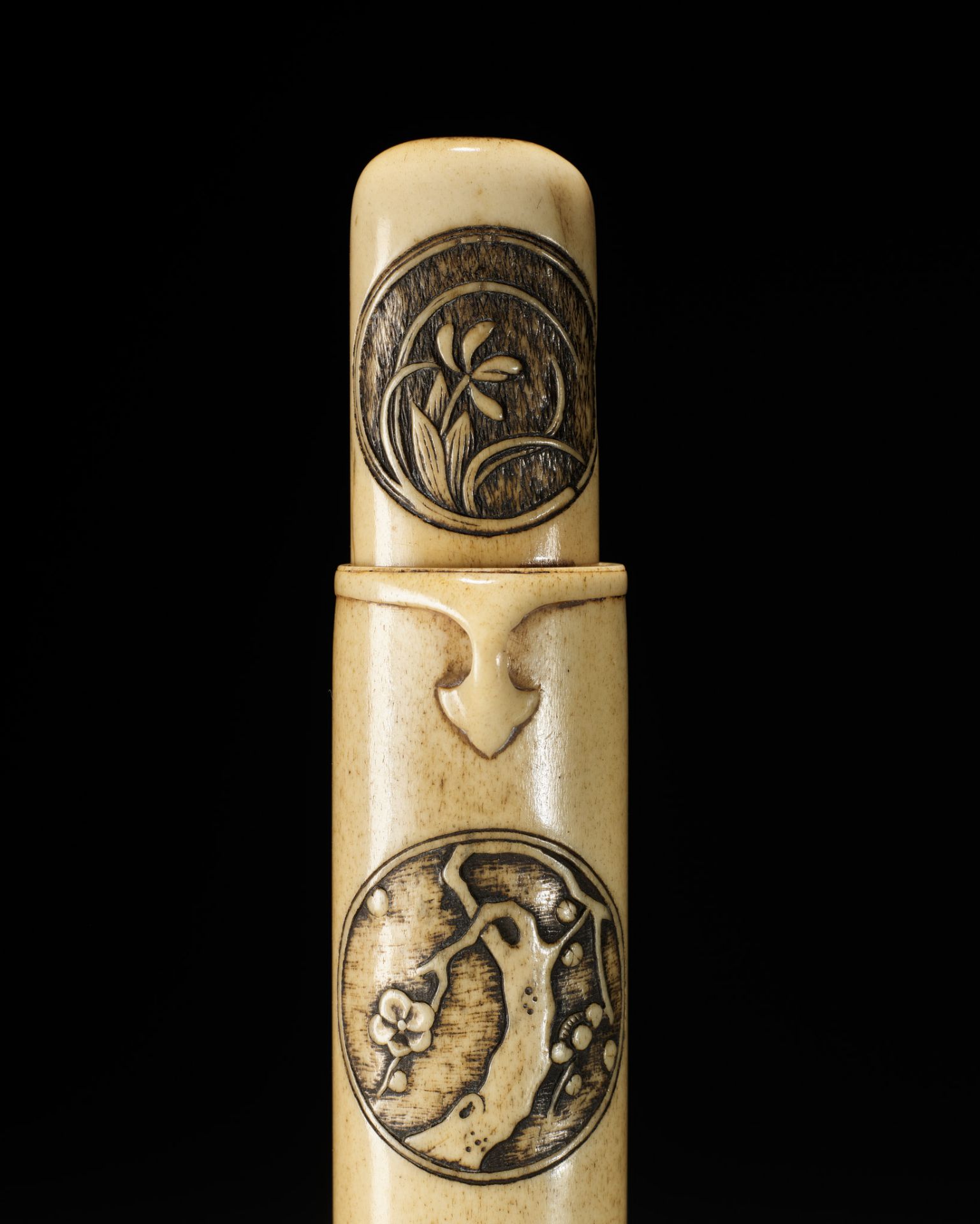 A FINE ANTLER KISERUZUTSU WITH THE FOUR WORTHIES (SHIKUNSHI)