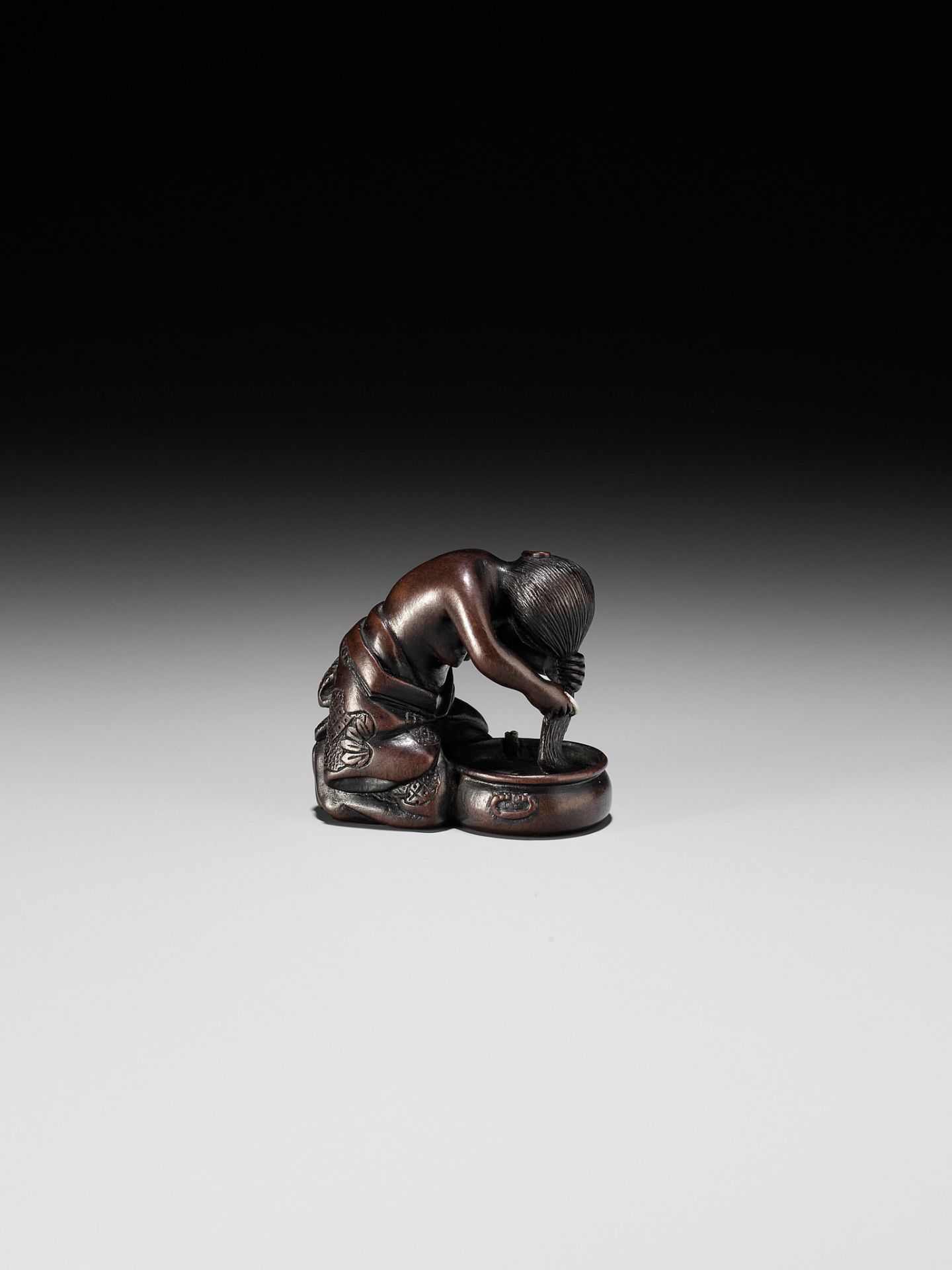 MIWA: A FINE INLAID WOOD NETSUKE OF A WOMAN WASHING HER HAIR - Image 8 of 12