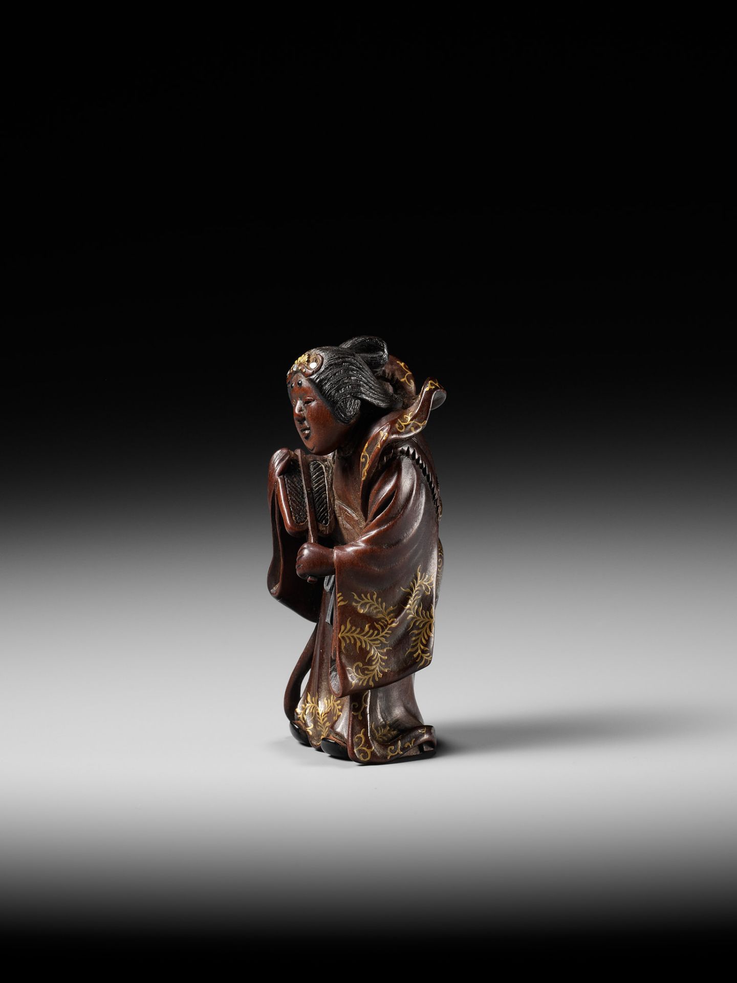 KYOKUSEI: A SUPERB AND LARGE LACQUERED AND INLAID WOOD NETSUKE OF BENTEN - Image 9 of 15