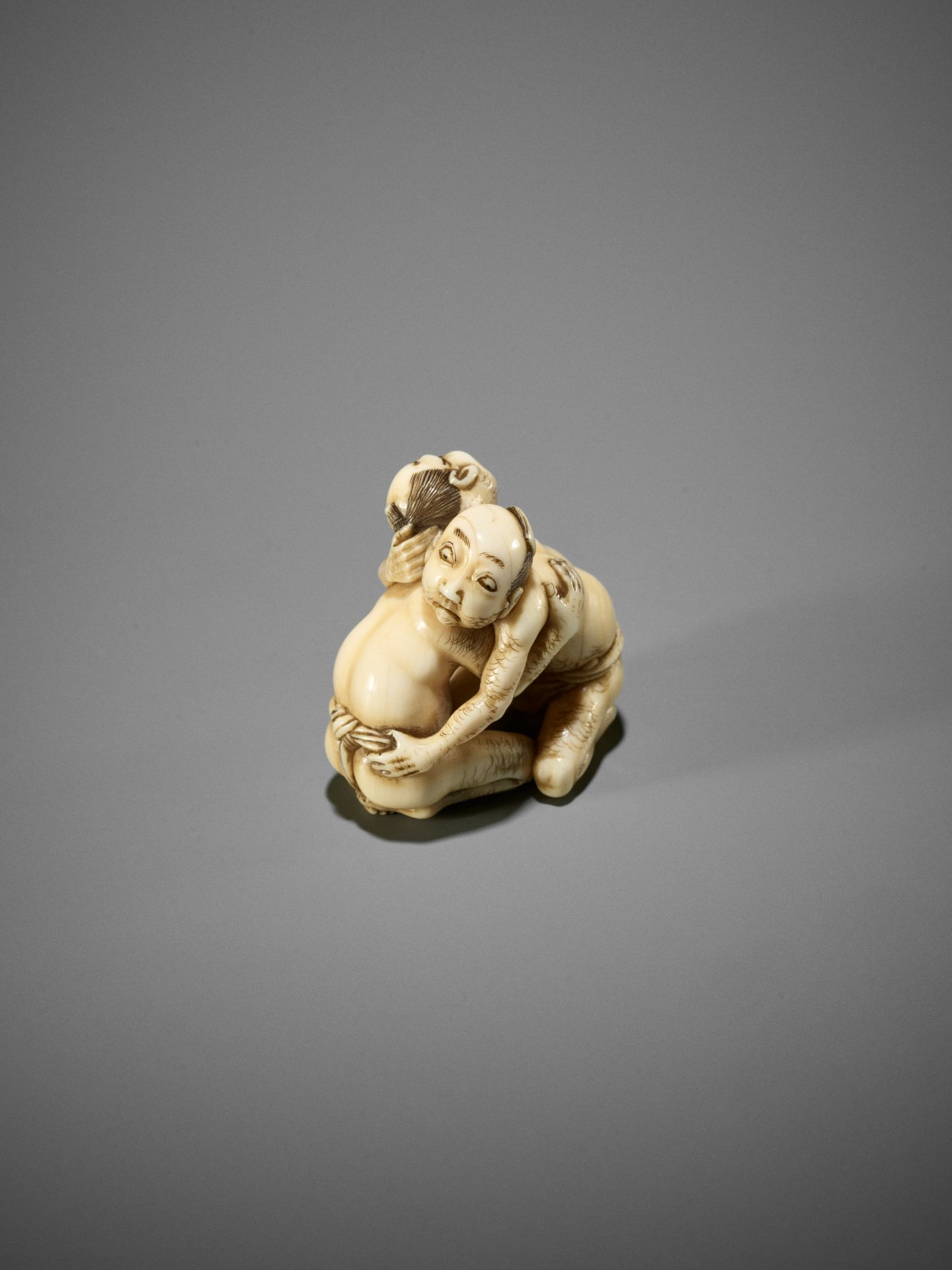 DORAKU: A SUPERB IVORY NETSUKE OF TWO WRESTLING DRUNKS - Bild 11 aus 23