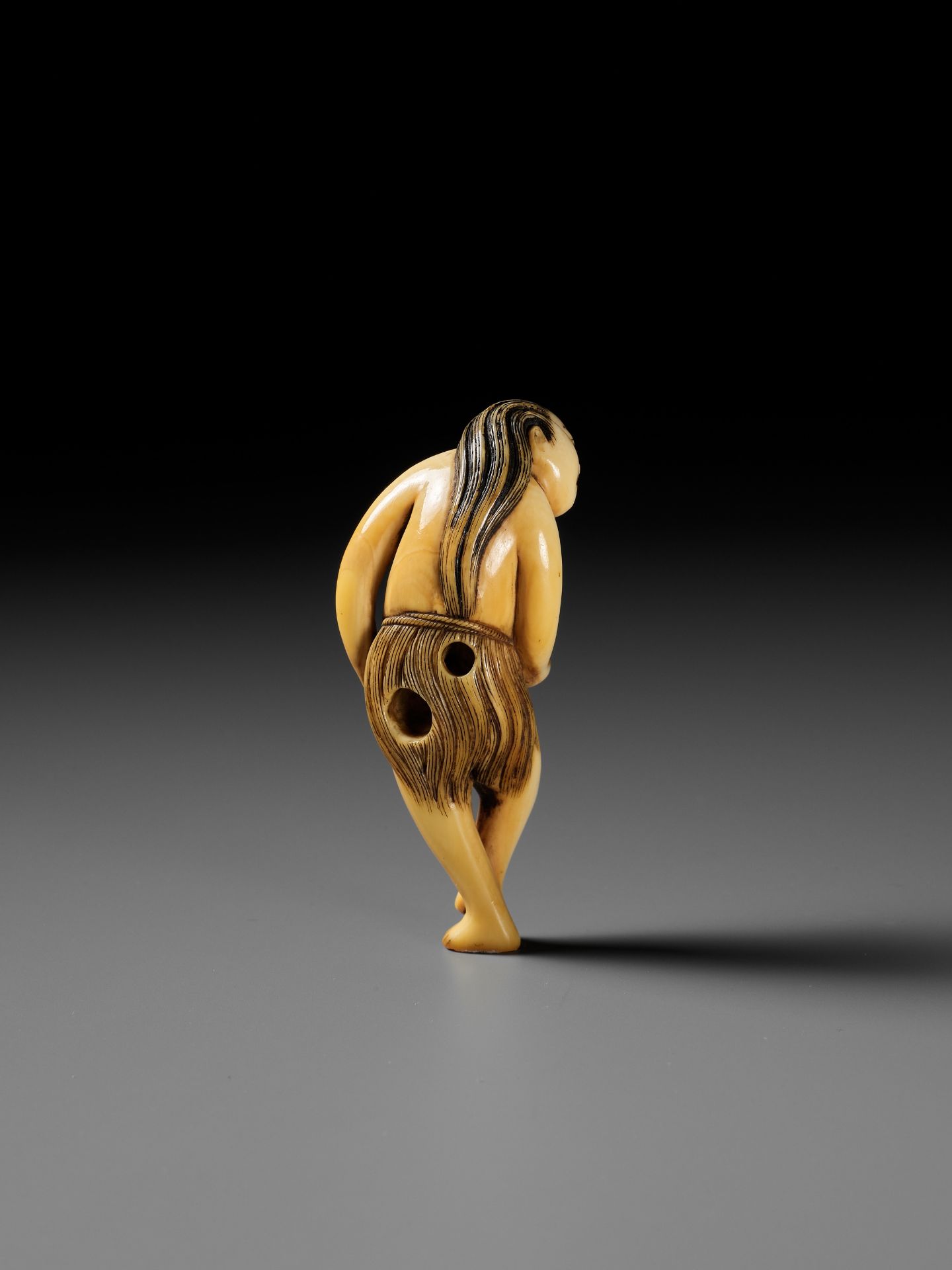 A SUPERB IVORY NETSUKE OF A DIVING GIRL, AMA - Bild 3 aus 18