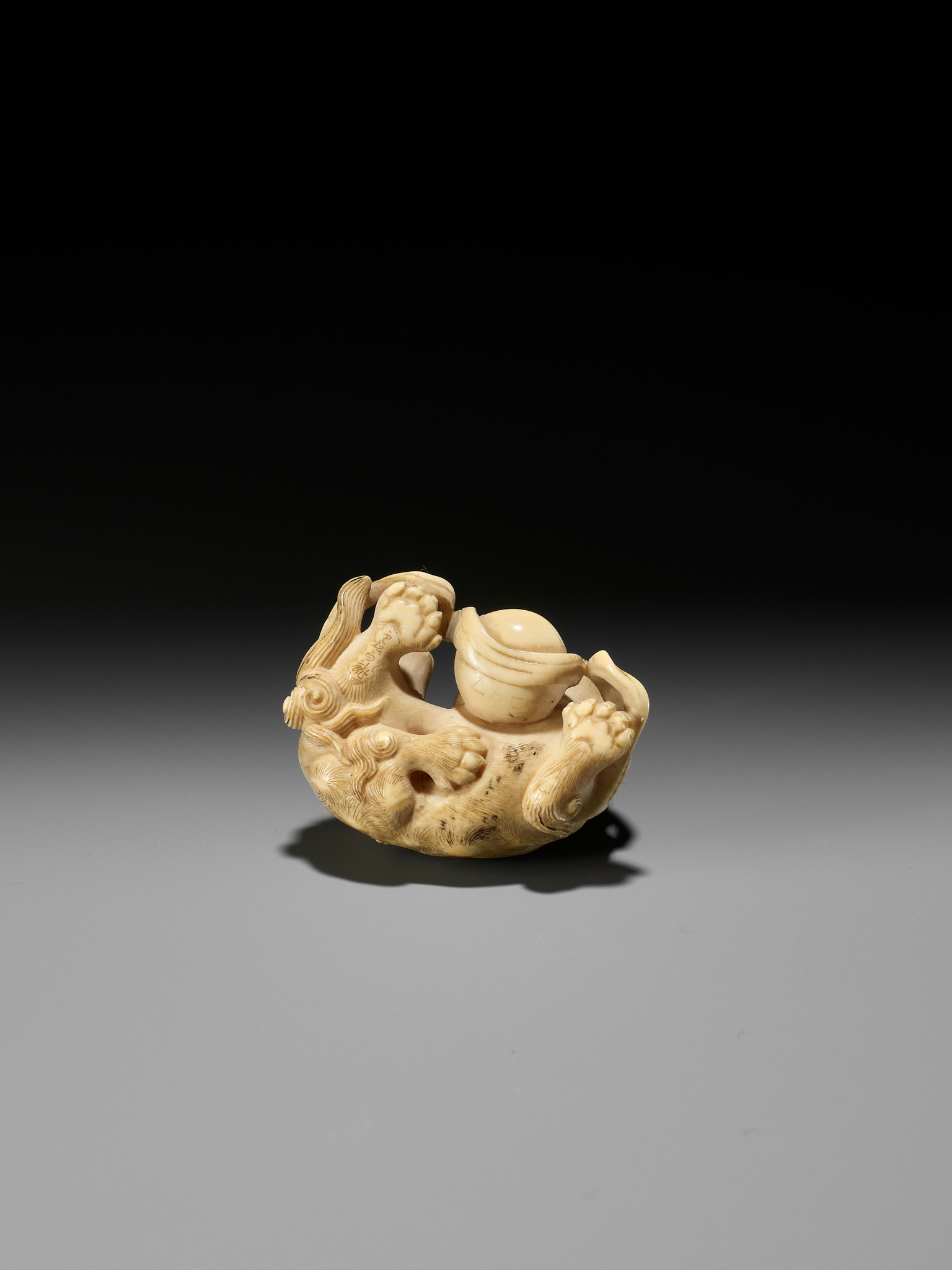 HAKURYU: A FINE IVORY NETSUKE OF A SHISHI AND YOUNG - Image 12 of 14