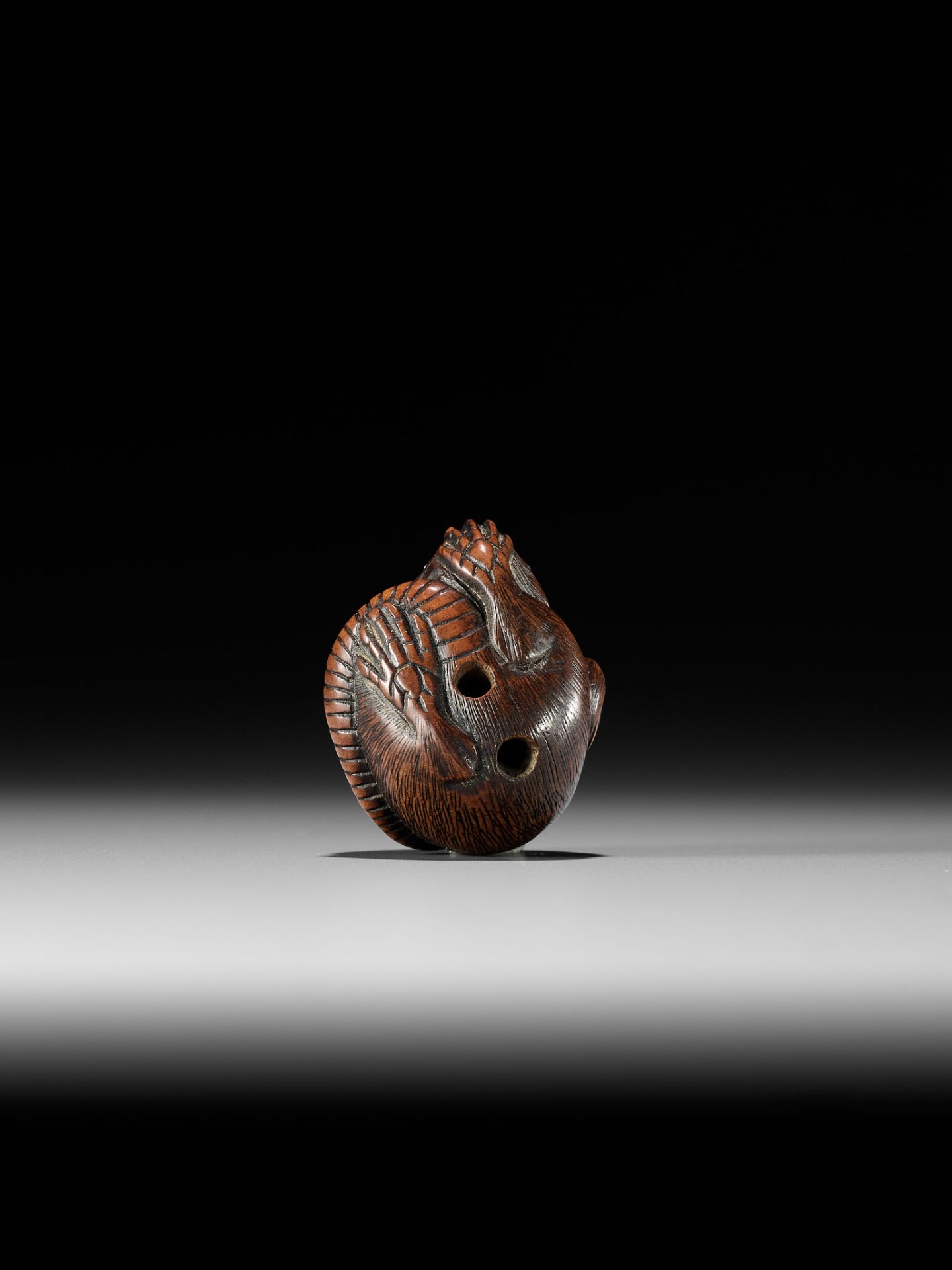 A FINE WOOD NETSUKE OF A COILED RAT - Bild 9 aus 9