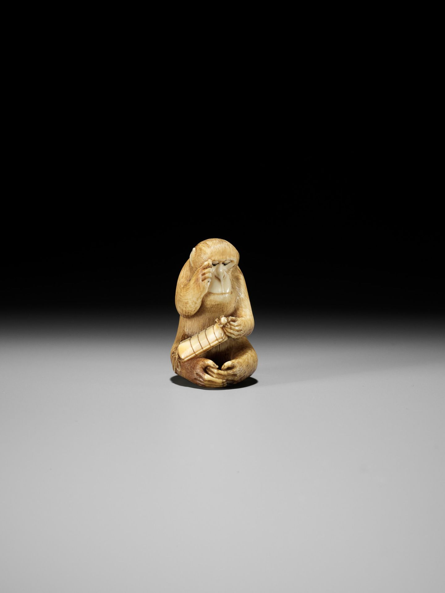 MASATOMO: AN AMUSING IVORY NETSUKE OF A SEATED MONKEY STUDYING A PEACH NETSUKE - Bild 9 aus 15