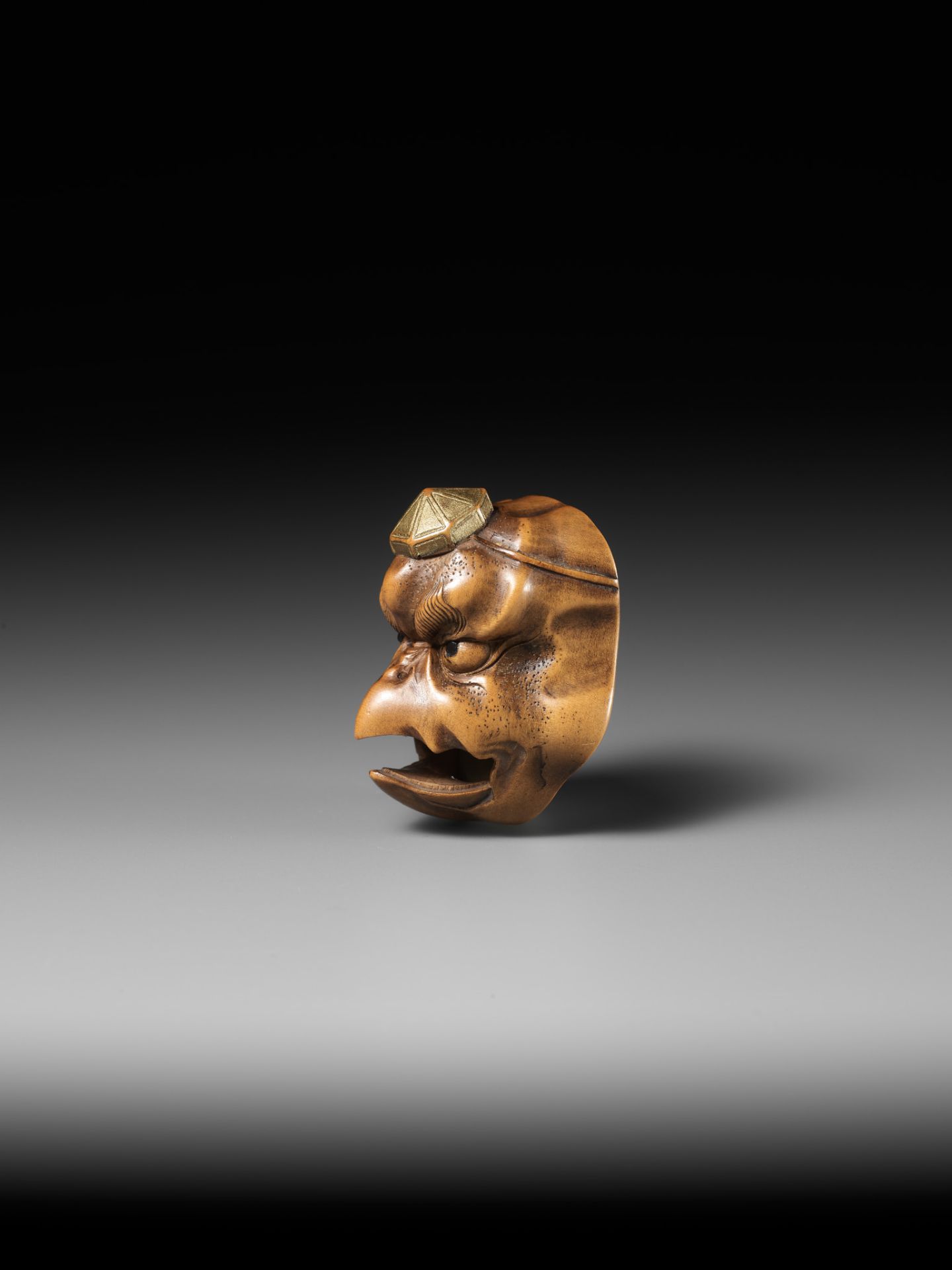 A PALE BOXWOOD MASK NETSUKE OF A KARASU TENGU, ATTRIBUTED TO KOKEISAI SANSHO - Image 6 of 11