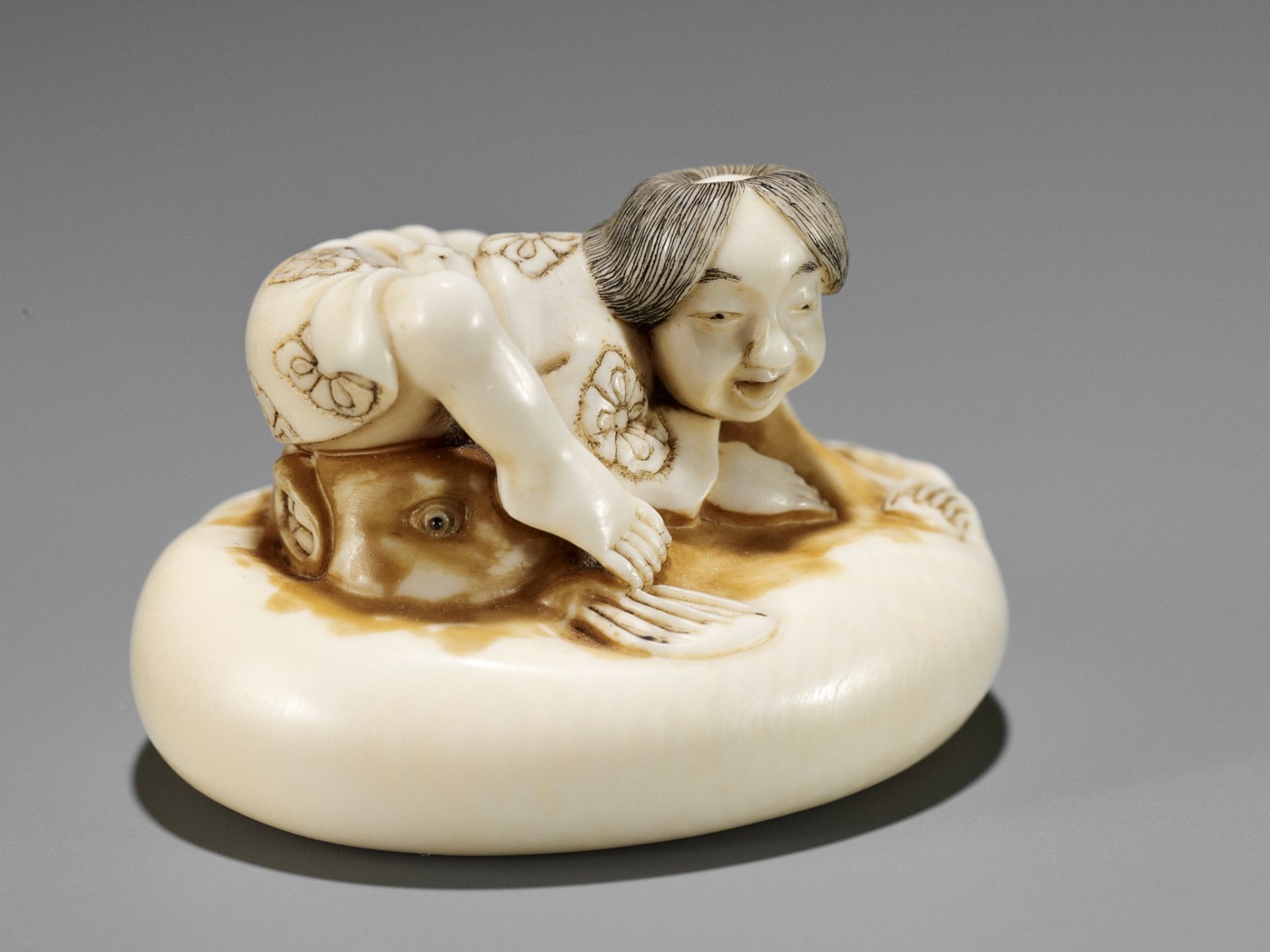 ISHIKAWA RENSAI: A SUPERB IVORY NETSUKE OF A FISHERMAN SUBDUING A FUGU (BLOWFISH) - Bild 12 aus 16