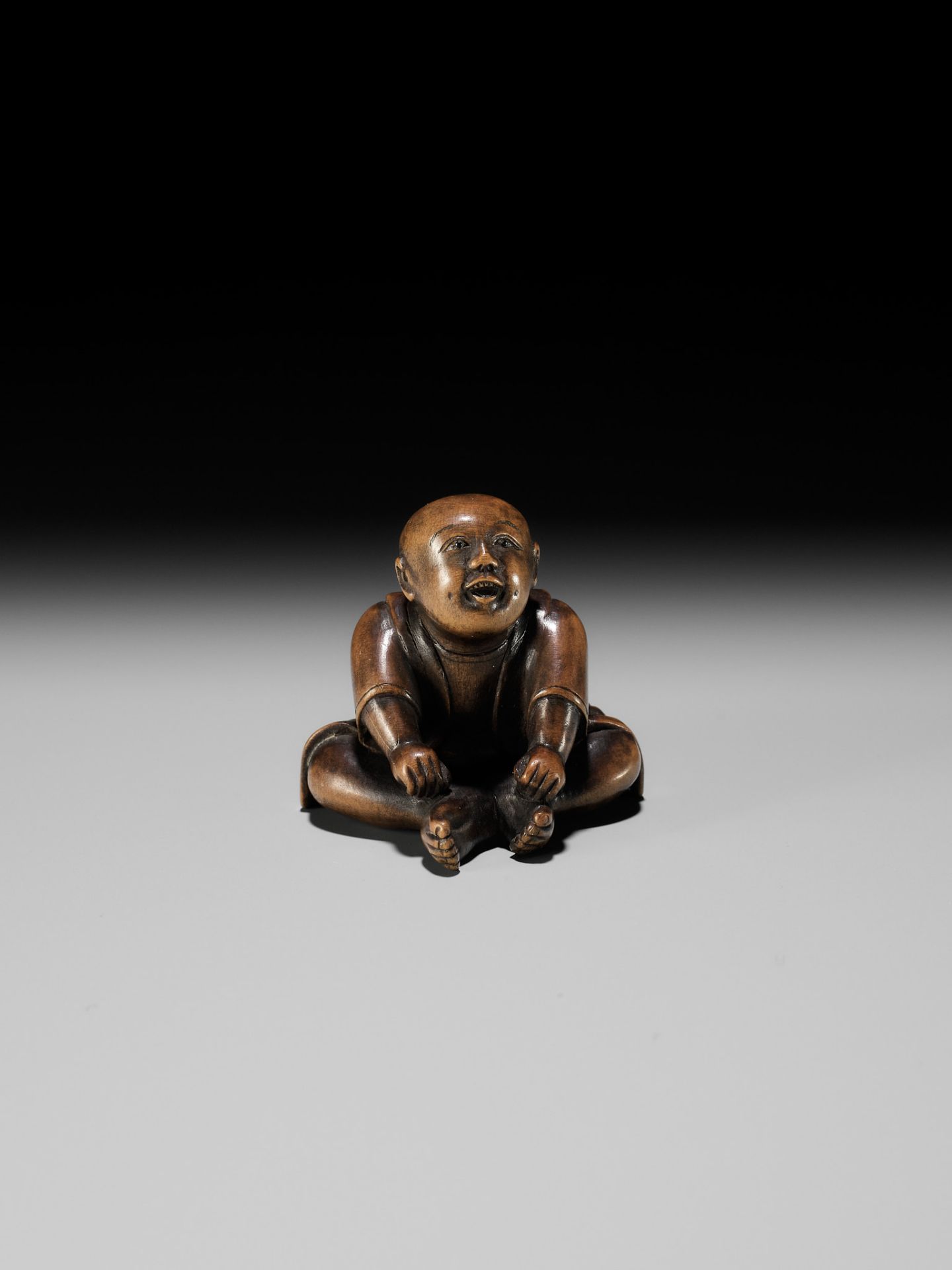 A CHARMING EDO SCHOOL WOOD NETSUKE OF A SEATED BOY - Image 8 of 9