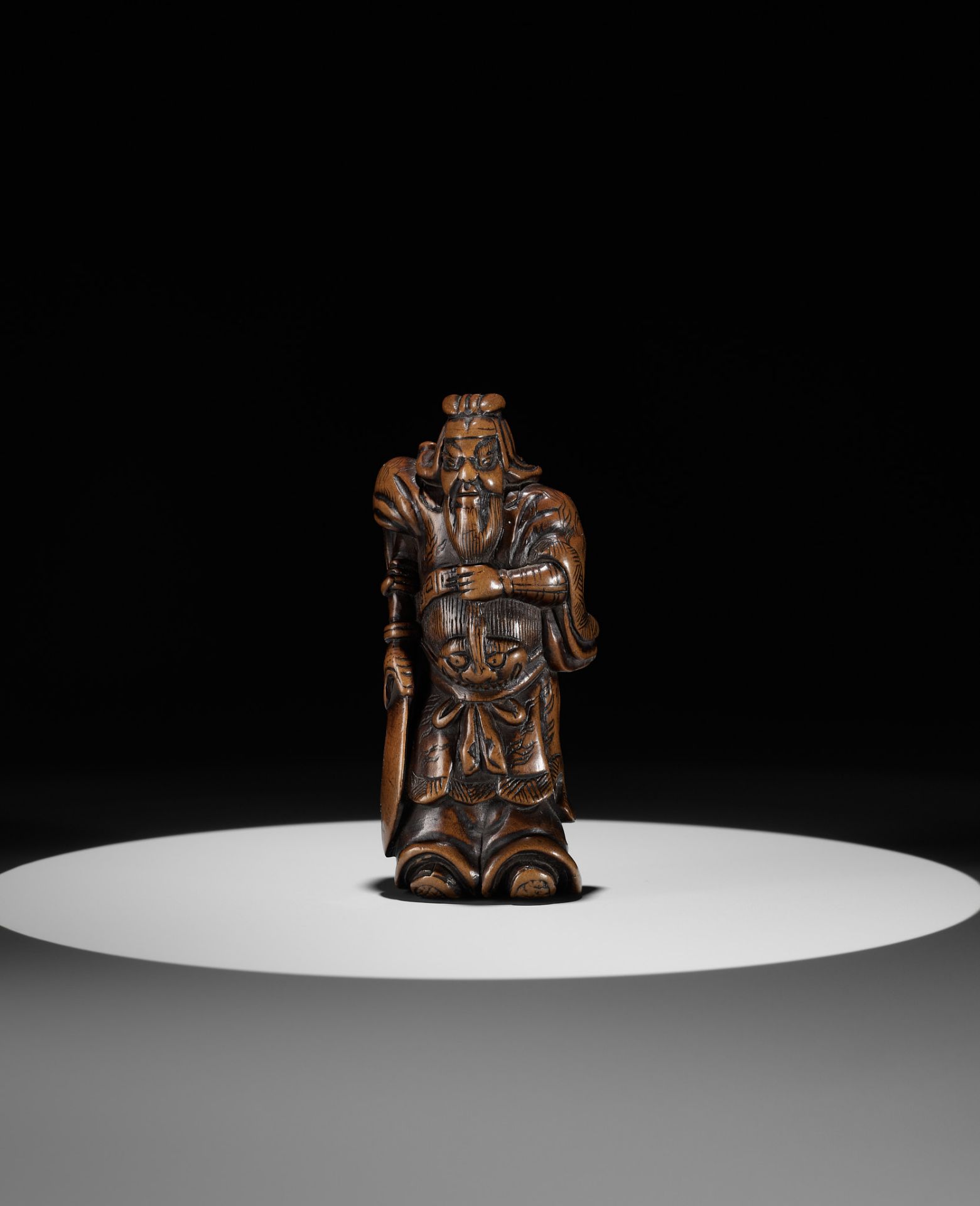 A POWERFUL WOOD NETSUKE OF KAN'U WITH HIS HALBERD - Bild 4 aus 9