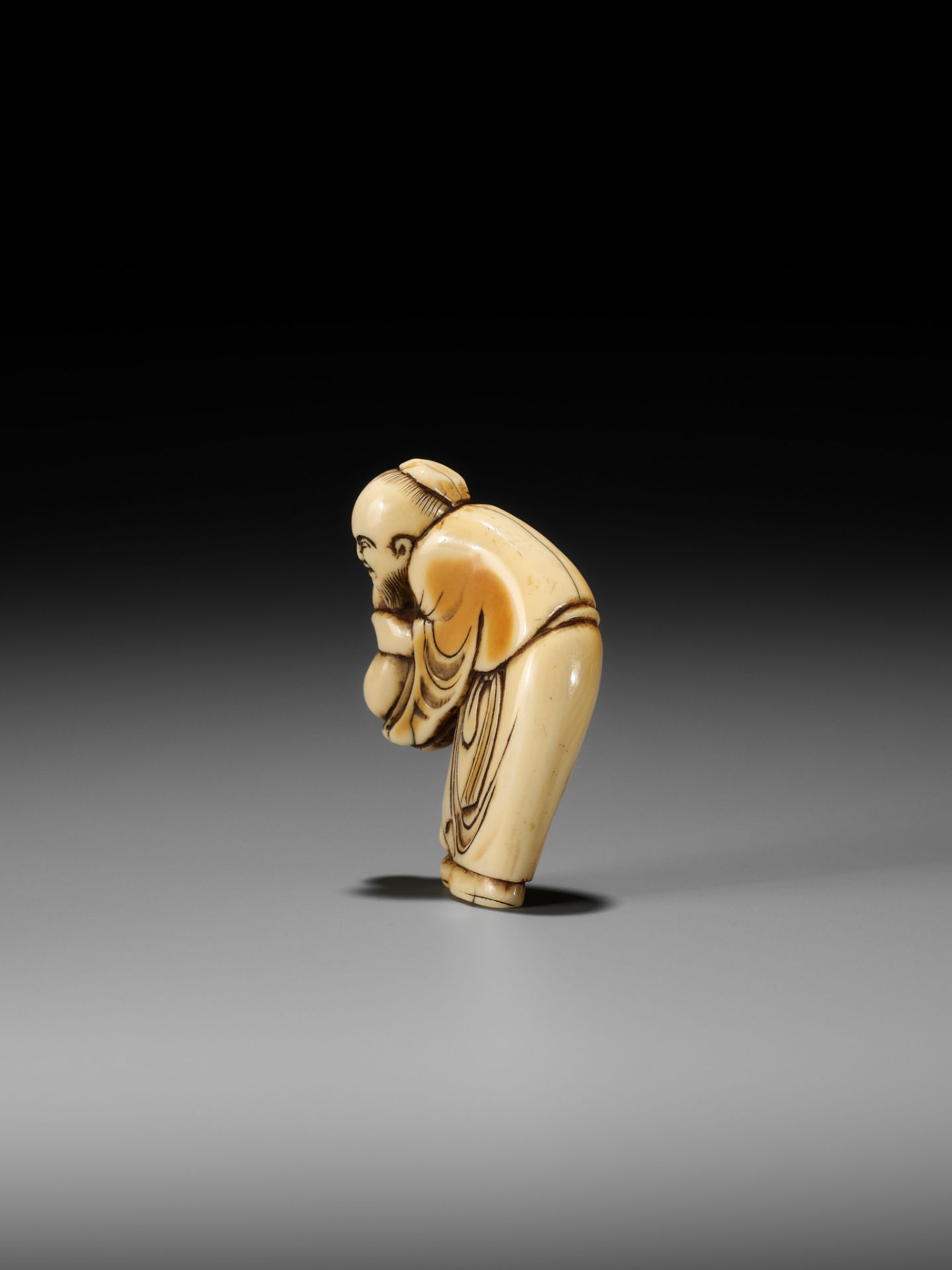 AN EARLY IVORY NETSUKE OF A CHINESE IMMORTAL WITH A GOURD - Bild 8 aus 13